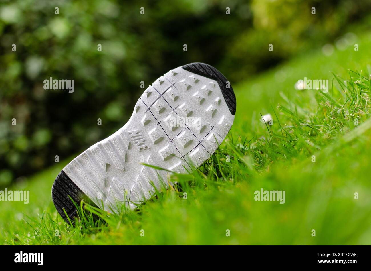Das Nahaufnahme Foto der Air Nike Trainingssohle für Kinder auf dem lebhaften Gras. Für die Bildgebung wurde ein flaches Sichtfeld verwendet. Stockfoto
