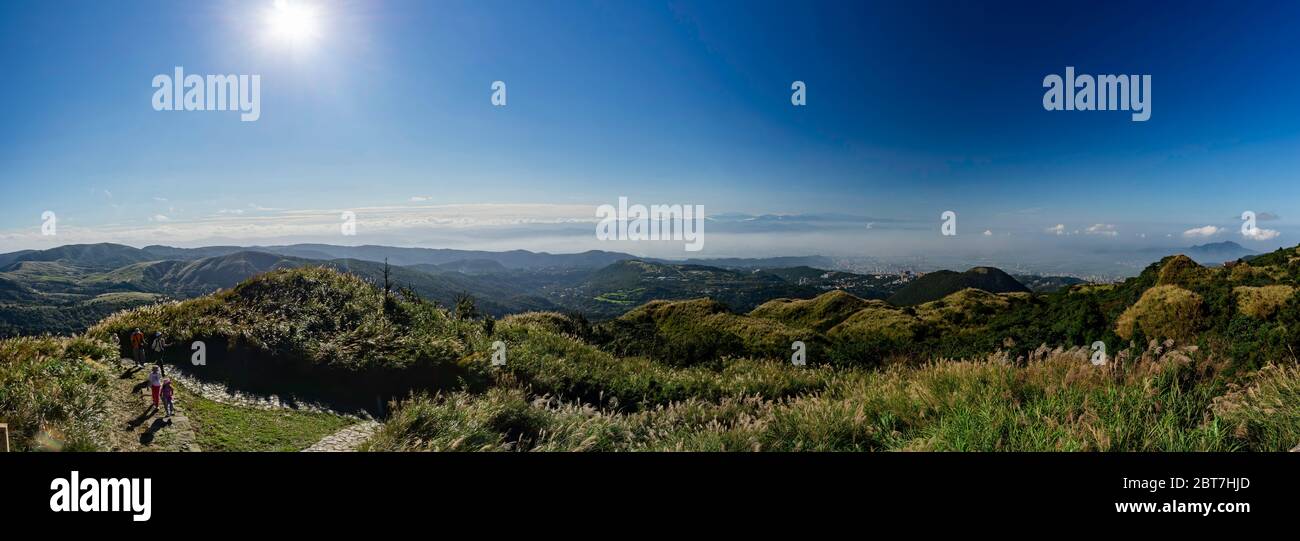 Hochwinkelansicht des Stadtbildes vom Yangmingshan National Park in Taipei, Taiwan Stockfoto