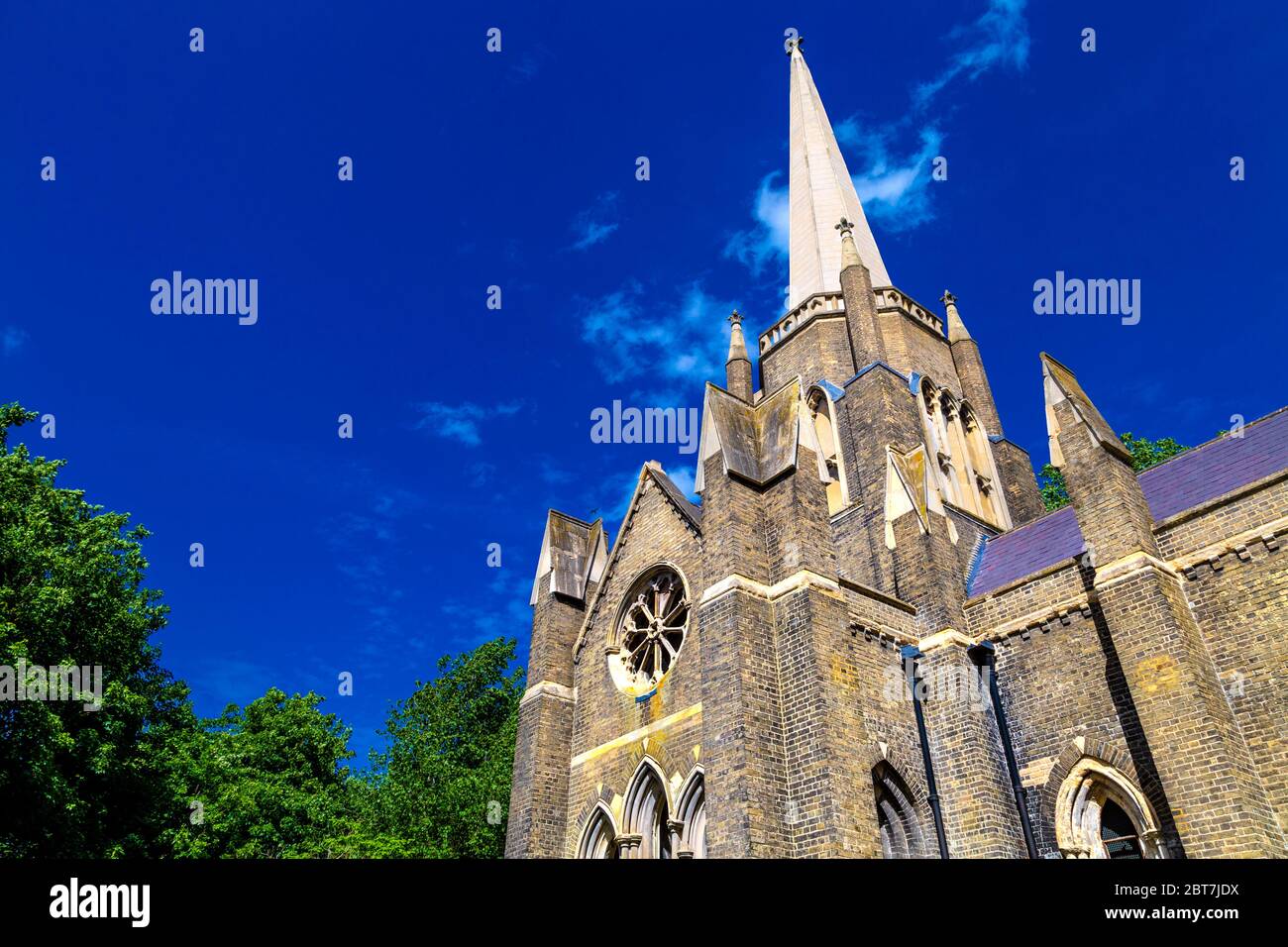 Die Kapelle im gotischen Stil auf dem Friedhof Abney Park, einem der herrlichen Seven Victorian Friedhöfe in London, Großbritannien Stockfoto