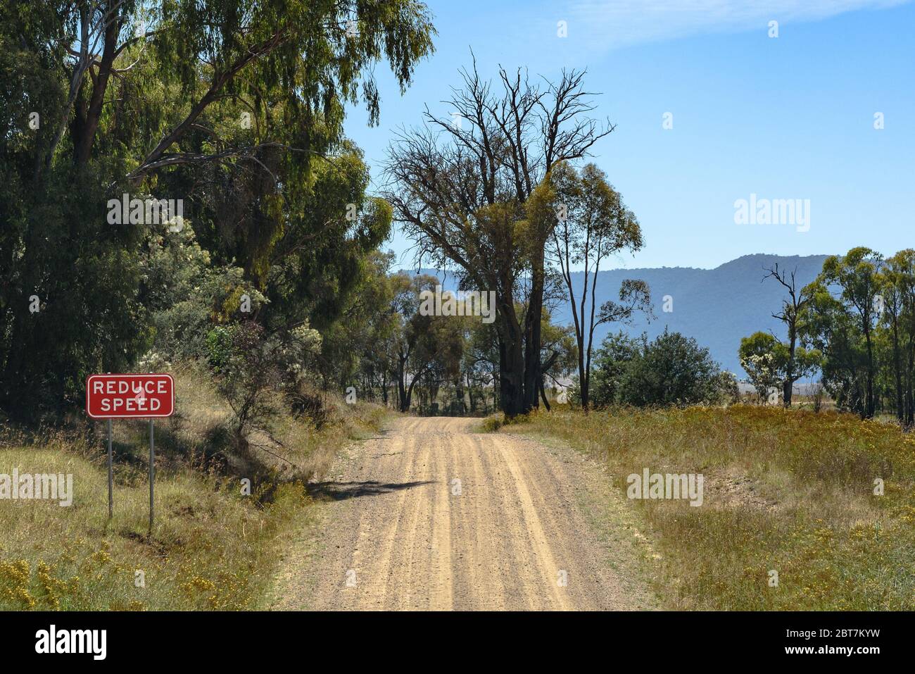 Eine Landstraße in der Riverina-Gegend von New South Wales, Australien Stockfoto