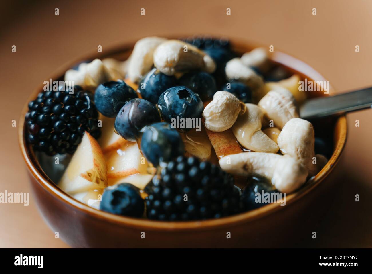 Schüssel mit Beeren, Nüssen und Joghurt Stockfoto