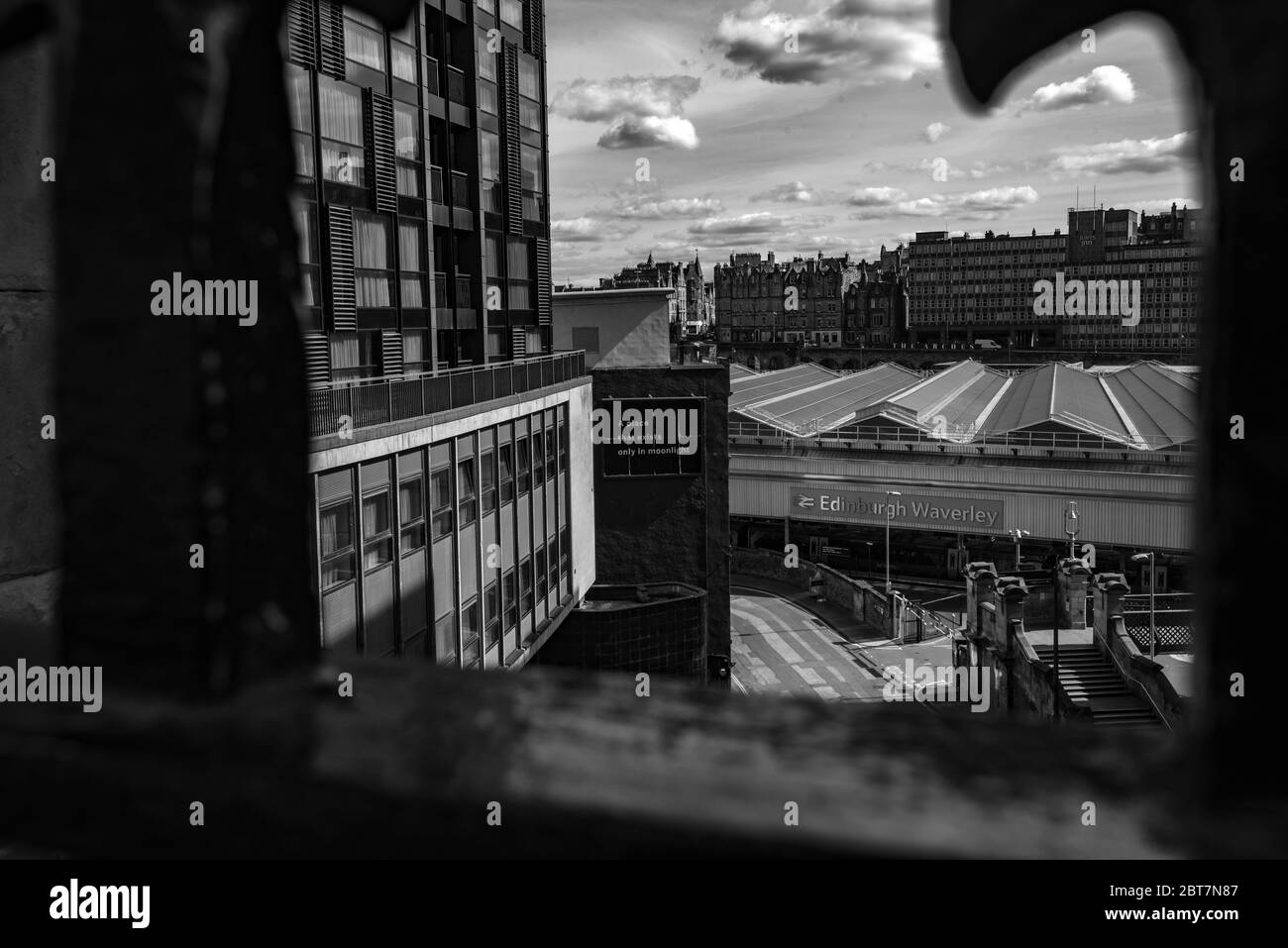 Blick auf die Dächer der Waverley Station in Schwarz und Weiß Stockfoto