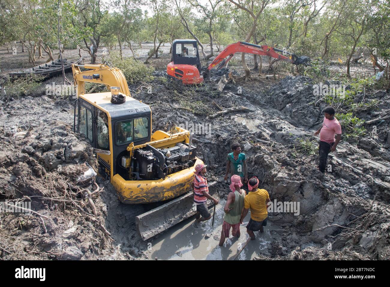 Jharkhali, Indien. Mai 2020. Rettungsteam versucht, einen Bulldozer, der während der Arbeit an einem zerstörten Damm von Sunderbans Mangrove während des Super-Zyklons stecken blieb ziehen. (Foto: JIT Chattopadhyay/Pacific Press/Sipa USA) Quelle: SIPA USA/Alamy Live News Stockfoto