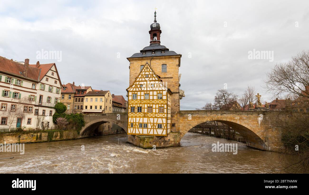 Panorama des Alten Rathauses. Wahrzeichen von Bamberg und UNESCO-Weltkulturerbe. Wunderschöne Stadtansicht. Top Touristenziel. Stockfoto