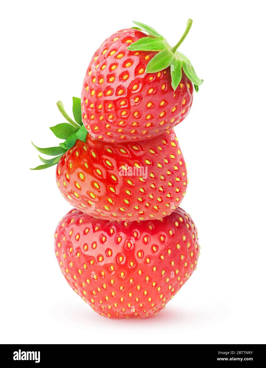 Isolierte Beeren. Drei Erdbeerfrüchte übereinander isoliert auf weißem Hintergrund Stockfoto