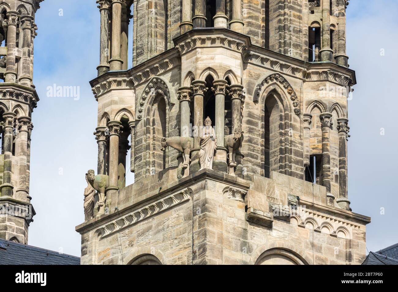 Nahaufnahme von Statuen an einem der Türme des Bamberger Doms. Ob die Tierskulpturen Esel oder Kühe darstellen, ist nicht klar. Stockfoto