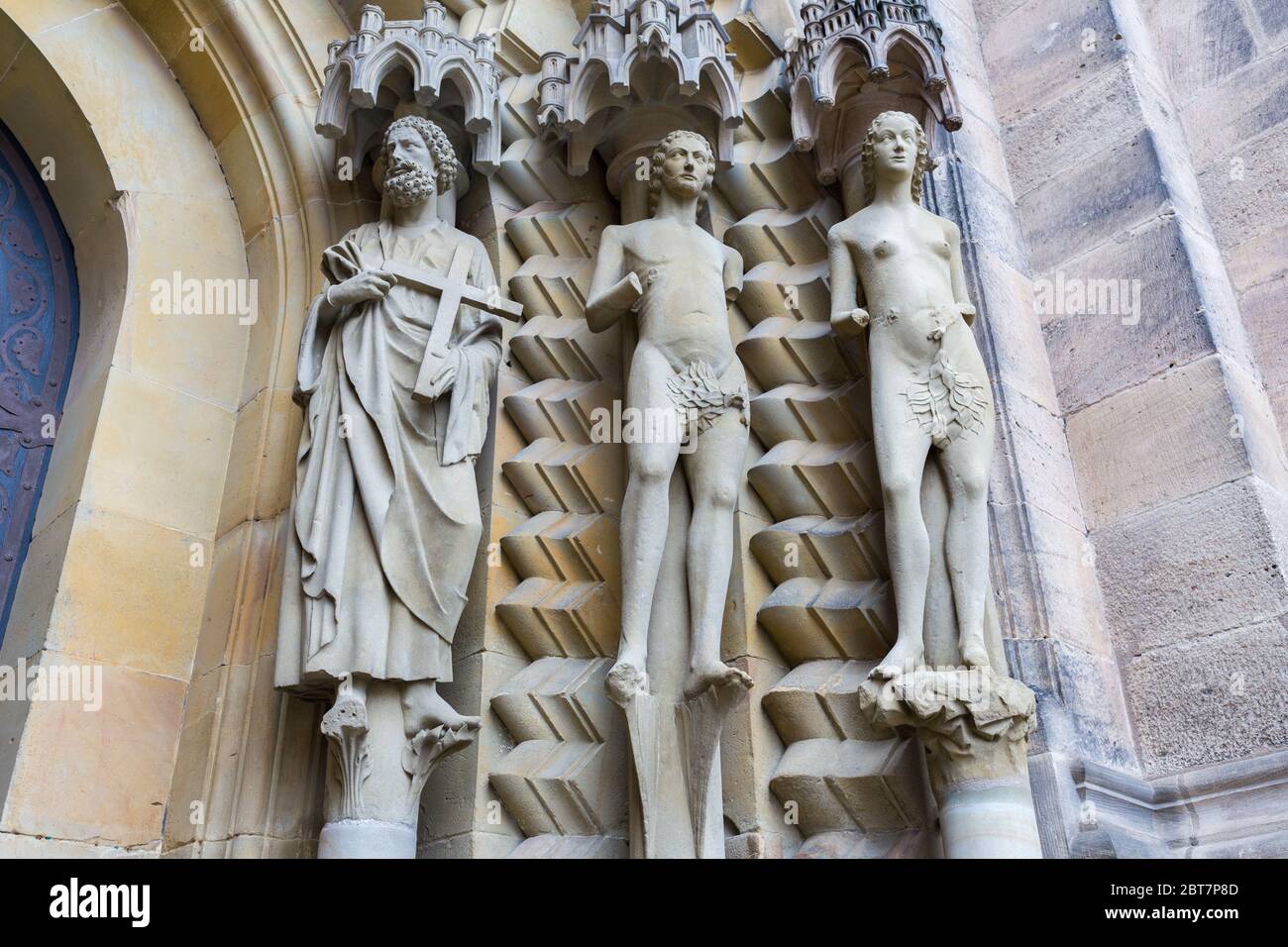 Nahaufnahme von Statuen am Adamspforte (Eingangstor) des Bamberger Doms. Von links nach rechts: Petrus, Adam, Eva. Stockfoto