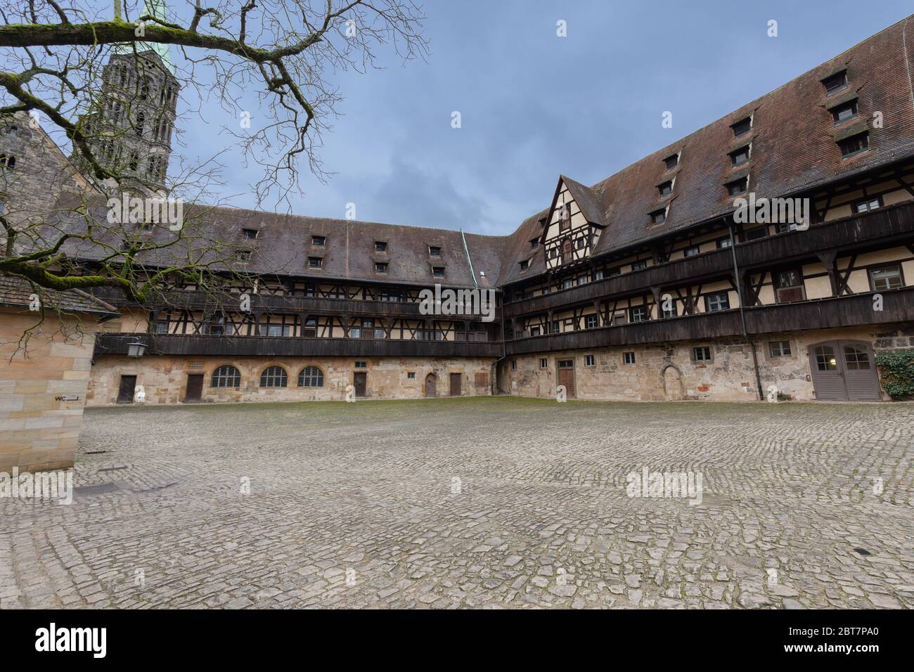 Blick auf den Innenhof der Alten Hofhaltung. Einmal Residenz der Bischöfe. Bestehend aus historischen Gebäuden mit Holzgalerie. Stockfoto