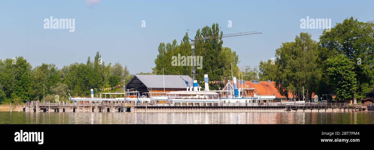 Panorama mit Dampfschiffen (Dampfer) an der Seebrücke Stegen, Ammersee. Normalerweise beginnt die "Dampfer"-Saison Anfang Mai. Verzögert aufgrund von Covid-19. Stockfoto
