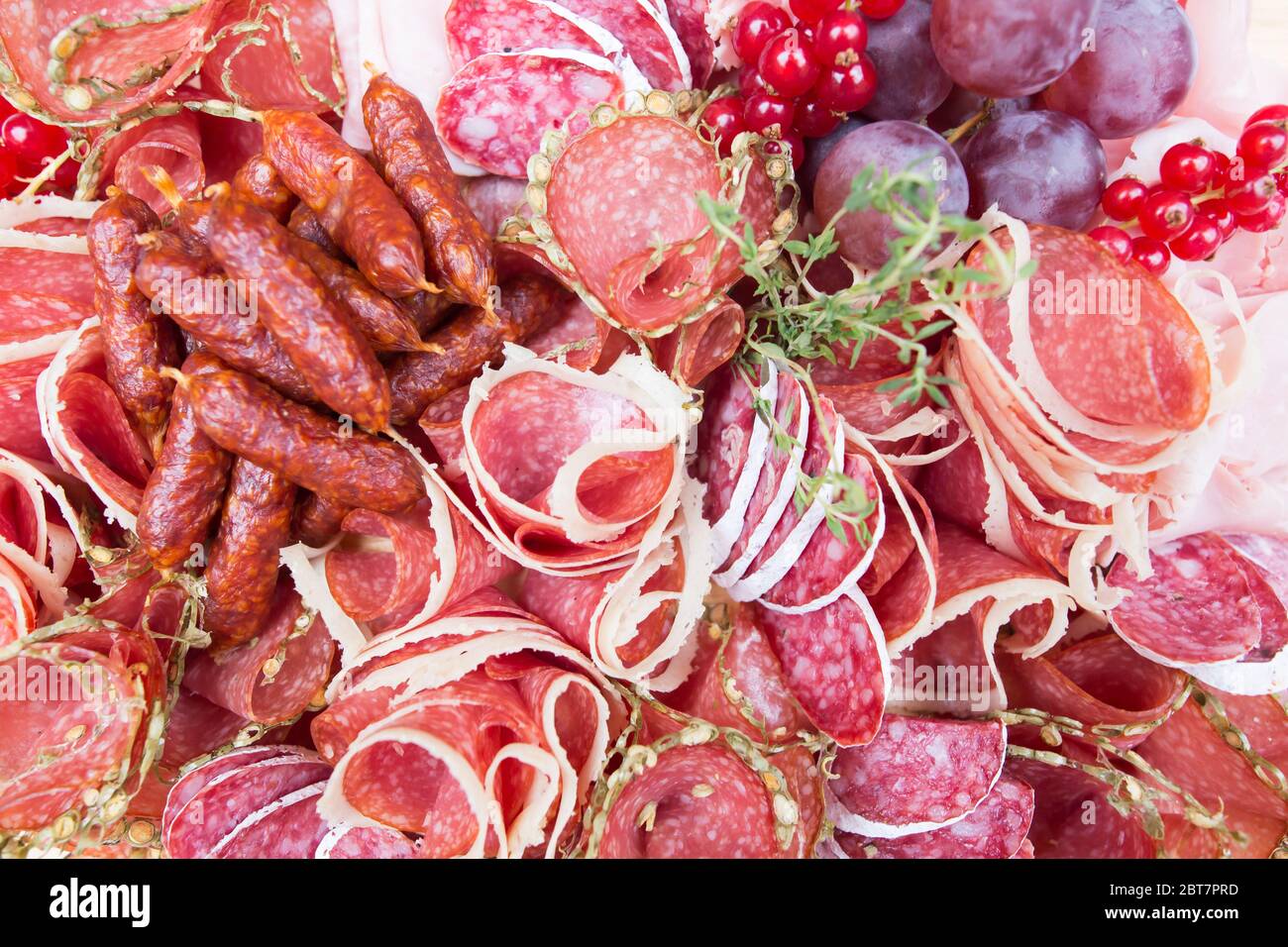Teller voll von verschiedenen Arten von Würstchen und Salami, Food Konzept Stockfoto