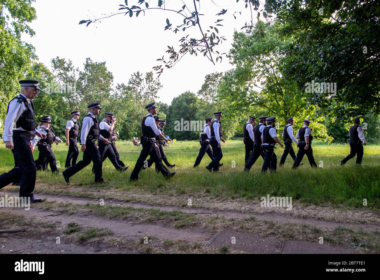 23. Mai 2020 - Schwere Polizeipräsenz auf Wandsworth Common, die dafür sorgt, dass die Menschen während der COVID-19-Sperre soziale Distanz haben Stockfoto