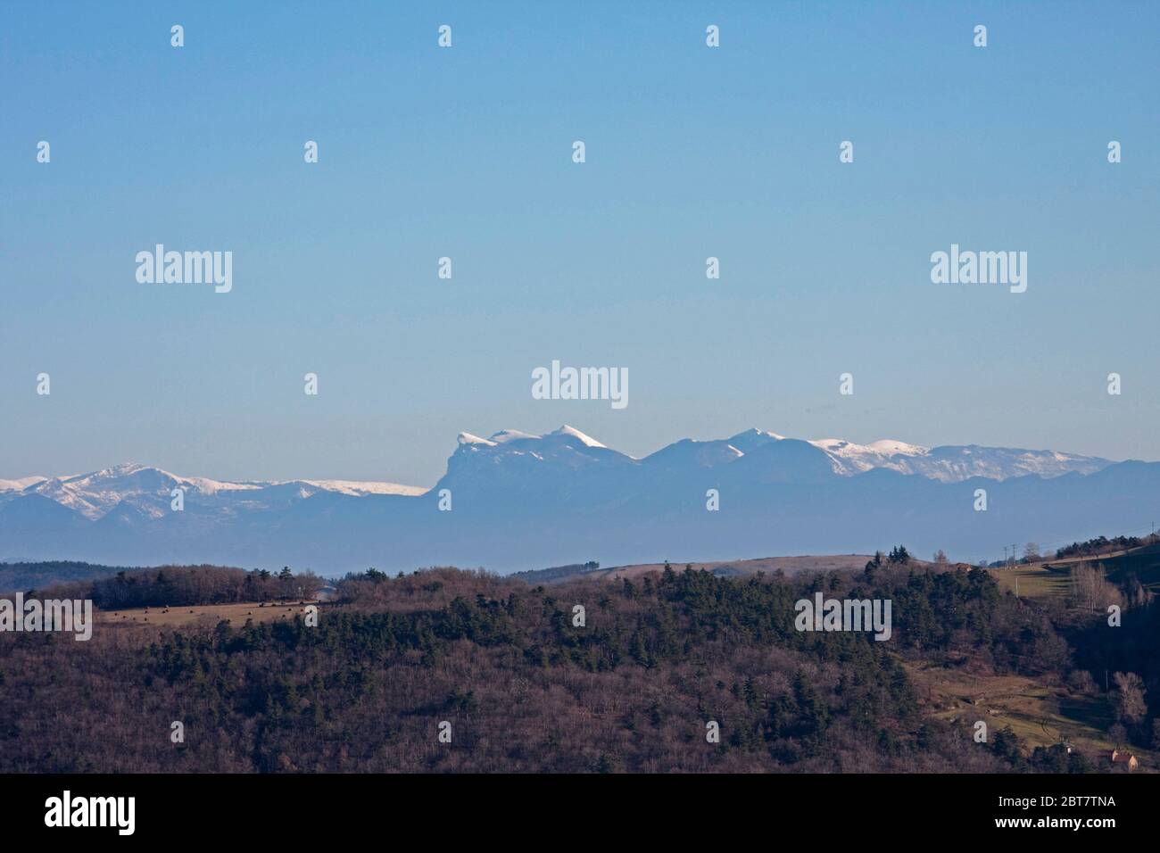 Les Trois Becs Bergkette in der Ferne, schneebedeckte Gipfel, Vercors, Pre-Alpes, Frankreich Stockfoto