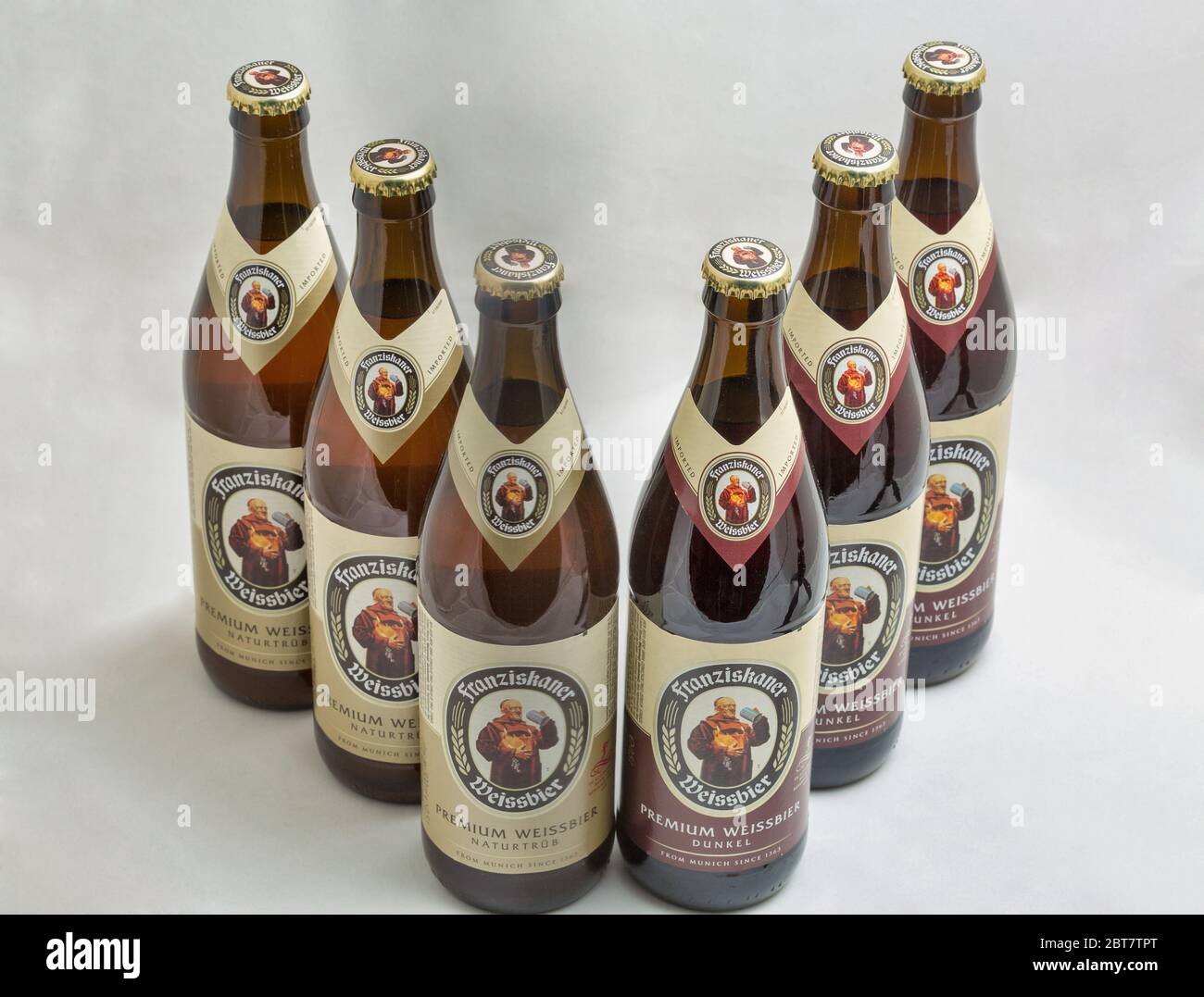 KIEW, UKRAINE - 27. OKTOBER 2019: Franziskaner Weissbier Flaschen auf  weißem Grund. Weizen dunkel und weiß Bier in München gebraut  Stockfotografie - Alamy