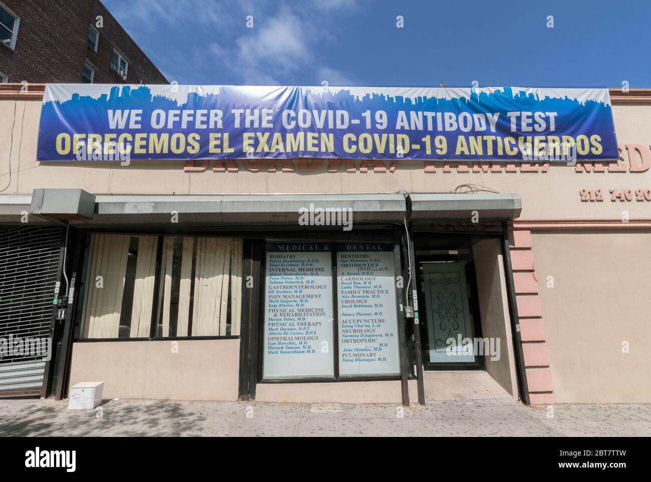 Eine Klinik in Northern Manhattan hat ein prominentes Banner in Englisch und Spanisch, das ankündigt, Covid-19 oder Coronavirus-Antikörper-Tests anzubieten Stockfoto