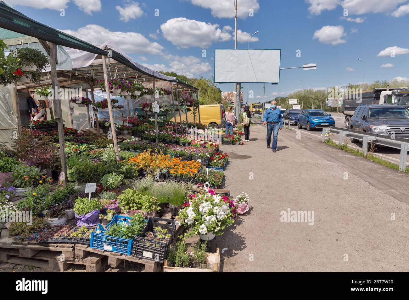 KIEW, UKRAINE - 09. MAI 2020: Menschen in medizinischen Masken besuchen Garten Blumen und Pflanzen Markt im Freien gerade nach COVID-19 Quarantäne Schwächung geöffnet. Stockfoto