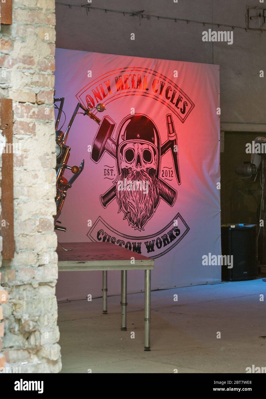 KIEW, UKRAINE - 23. MAI 2015: Biker-Club-Symbol auf der Internationalen Tattoo Convention Kyiv Tattoo Collection 2015 von Planeta Tattoo Studio in EINEM ORGANISIERT Stockfoto
