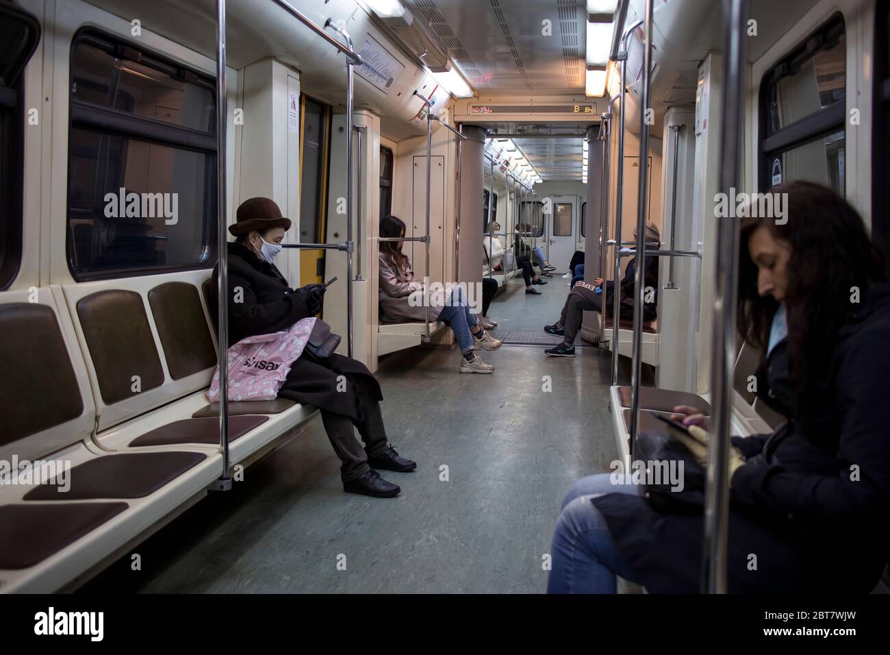 Frauen tragen in der medizinischen Maske zum Schutz von Coronavirus in U-Bahn-Wagen. Quarantäne wegen der Coronavirus-Epidemie und Zugangskontrolle. Wählen Sie Stockfoto