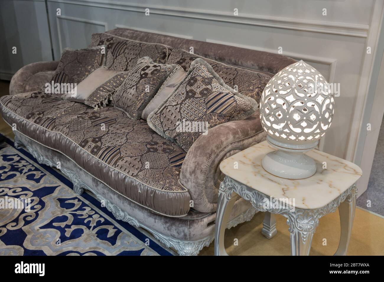 Leere elegante Wohnzimmereinrichtung im klassischen Stil, Sofa mit Kissen Stockfoto