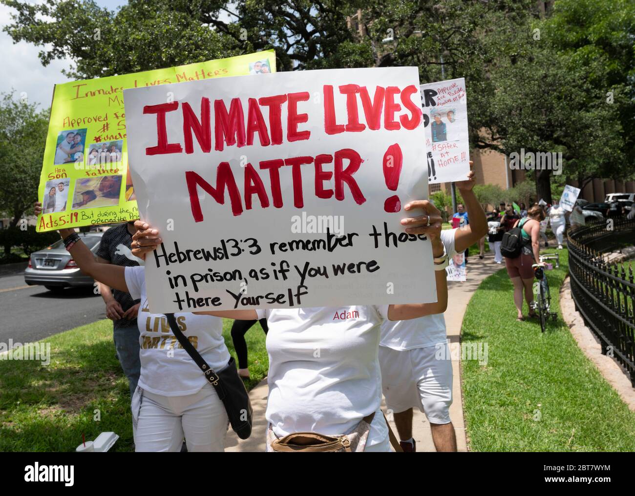 Austin, TX USA 23. Mai 2020: Eine Koalition von texanischen Häftlingsrechtsgruppen protestiert am Samstag, den 23. Mai 2020 im texanischen Gouverneurshaus gegen die rasche Verbreitung von COVID-19 in Gefängnissen und gegen den Mangel an Schutz für Insassen während der Pandemie. Hunderte von texanischen Insassen haben positiv getestet und soziale Distanzierung ist unmöglich, sagen Kritiker. Kredit: Bob Daemmrich/Alamy Live News Stockfoto