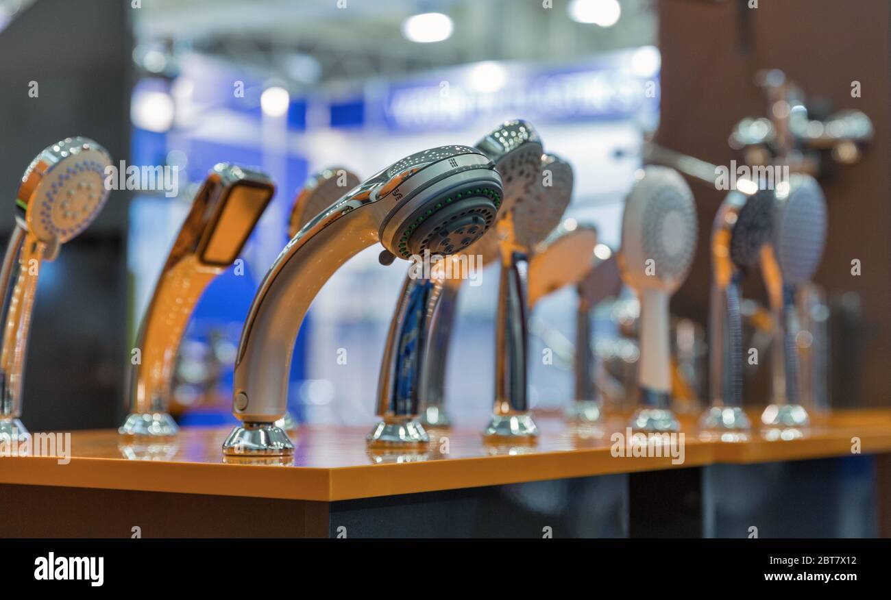 Duschköpfe auf dem Ständer in einem Baumarkt Nahaufnahme Stockfoto