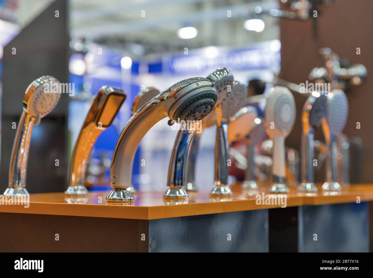 Duschköpfe auf dem Ständer in einem Baumarkt Nahaufnahme Stockfoto