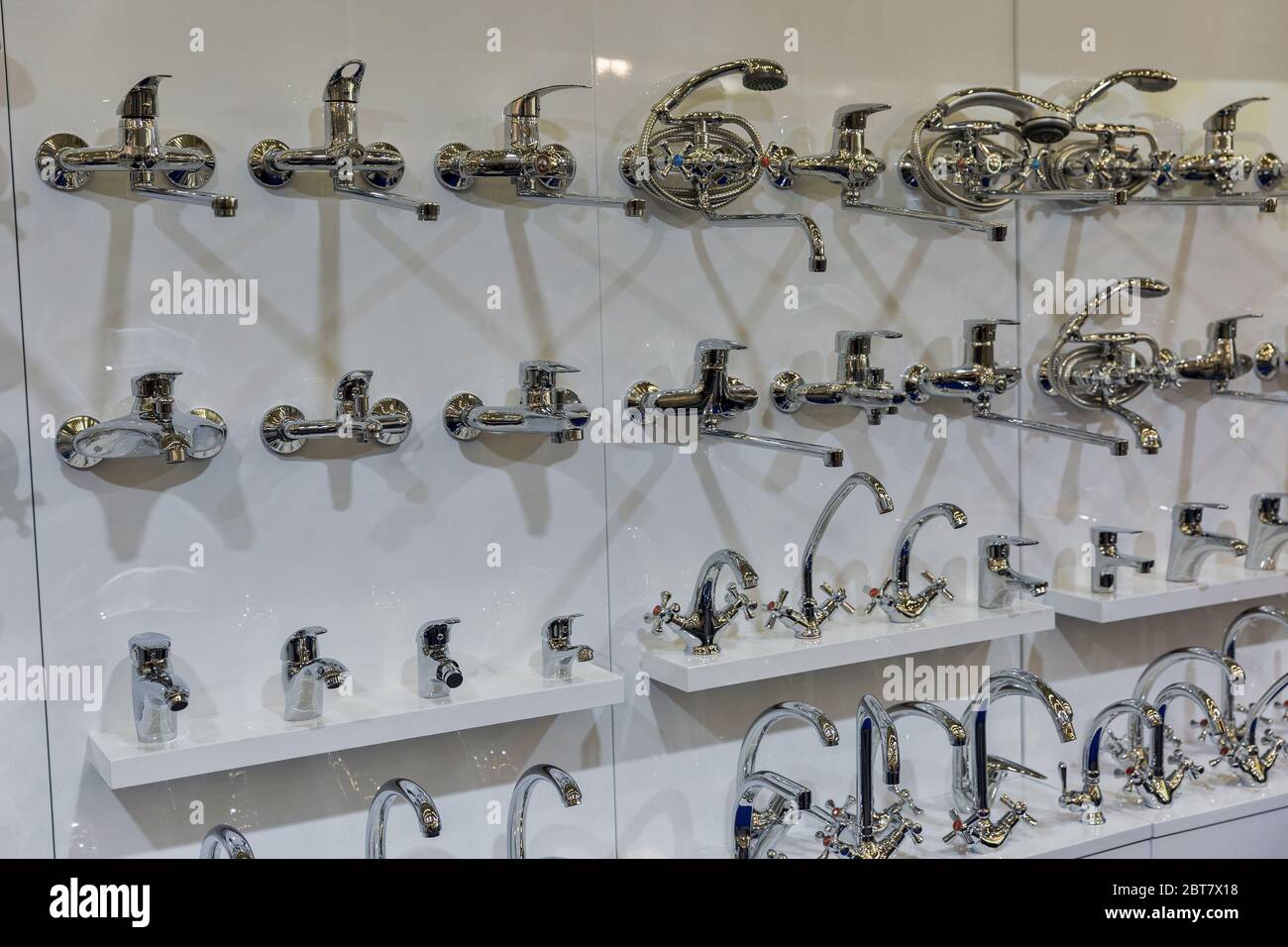 Verschiedene Bad Wasserhähne Nahaufnahme auf Geschäft Display Stockfoto