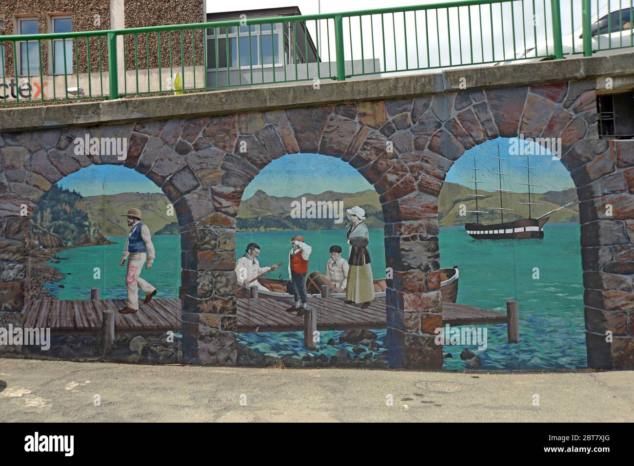 LYTTLETON, NEUSEELAND, 25. FEBRUAR 2020: Ein Wandgemälde auf der Brücke bei Pilgrim Rock, ein Denkmal für die ursprünglichen Canterbury-Pilger, die sich niederließen Stockfoto