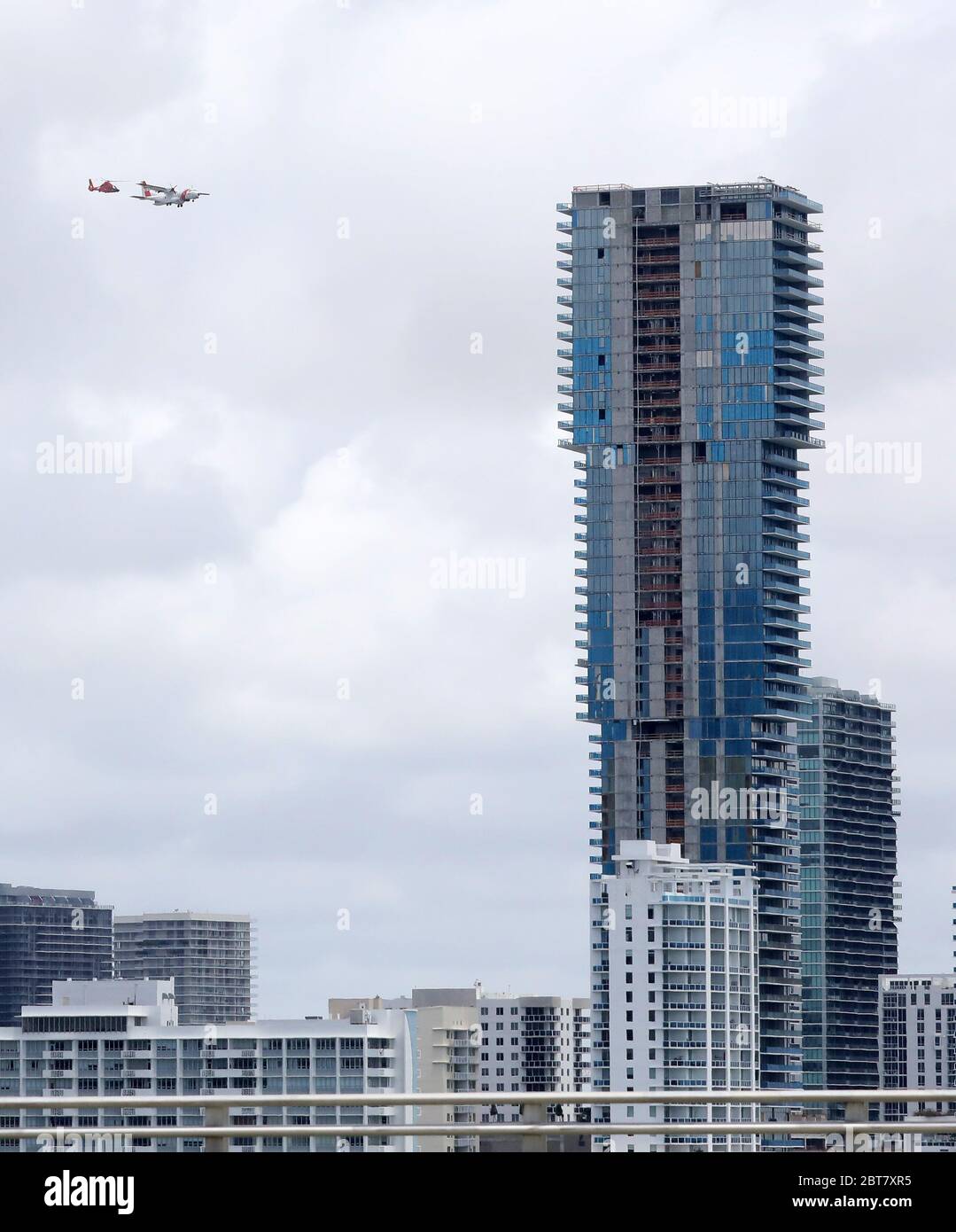 Miami, Vereinigte Staaten Von Amerika. Mai 2020. MIAMI, FL - 8. MAI: Ein USCG MH65 Hubschrauber und USCG C-144 Flugzeug von der U.S. Coast Gard Air Station Miami, 'Salute Flight' zu Ehren des Memorial Day und zollen den engagierten Ersthelfern und medizinischen Fachleuten an der Front des Kampfes gegen COVID-19 Tribut. 23. Mai 2020 in Miami, Florida. (Foto von Alberto E. Tamargo/Sipa USA) Quelle: SIPA USA/Alamy Live News Stockfoto