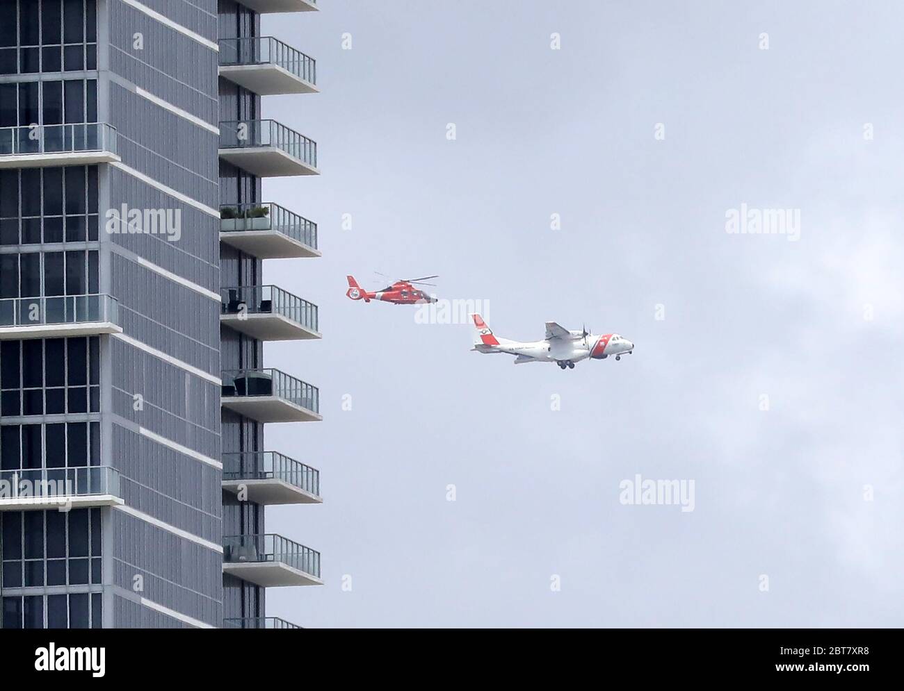 Miami, Vereinigte Staaten Von Amerika. Mai 2020. MIAMI, FL - 8. MAI: Ein USCG MH65 Hubschrauber und USCG C-144 Flugzeug von der U.S. Coast Gard Air Station Miami, 'Salute Flight' zu Ehren des Memorial Day und zollen den engagierten Ersthelfern und medizinischen Fachleuten an der Front des Kampfes gegen COVID-19 Tribut. 23. Mai 2020 in Miami, Florida. (Foto von Alberto E. Tamargo/Sipa USA) Quelle: SIPA USA/Alamy Live News Stockfoto