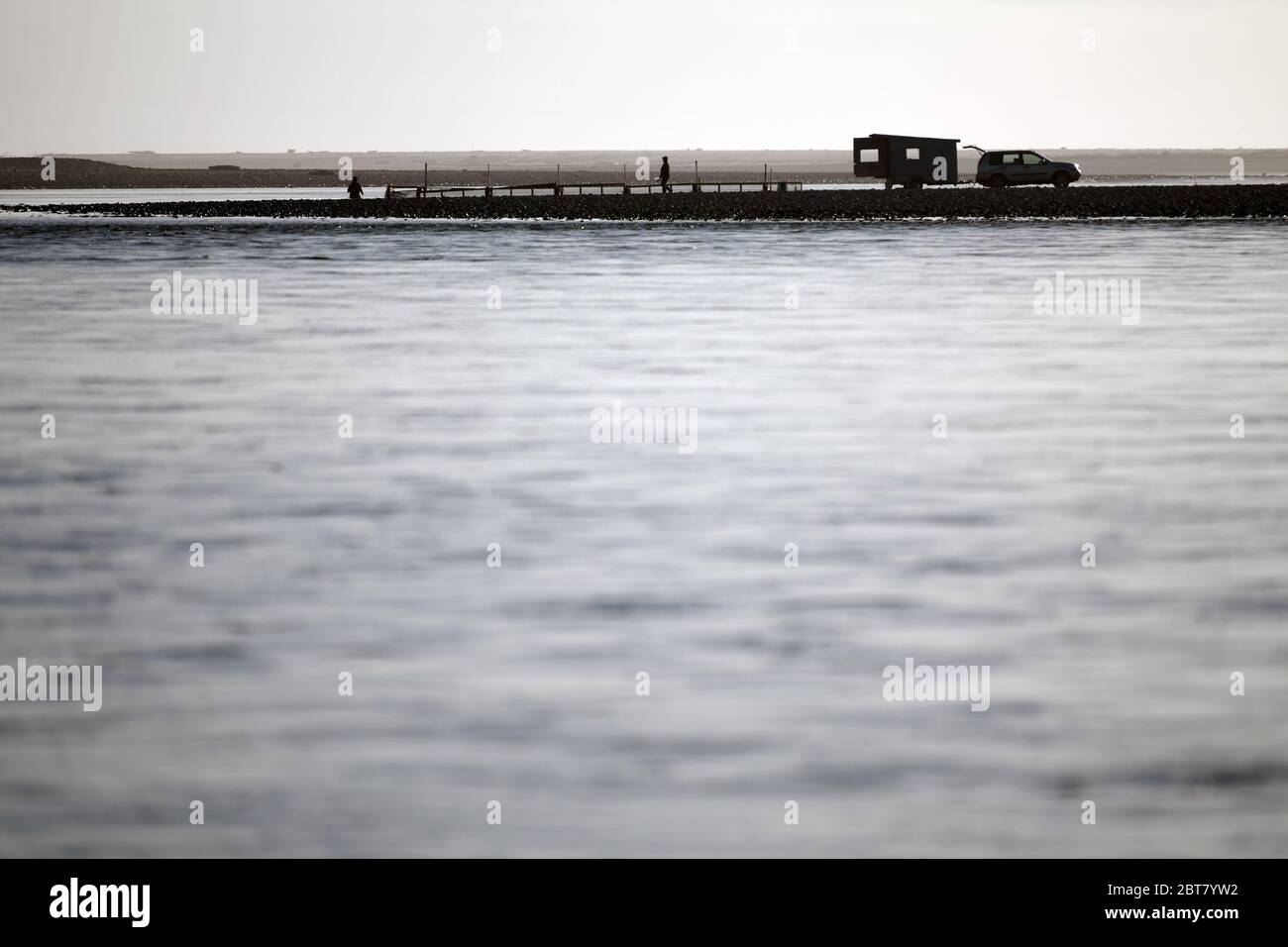 GREYMOUTH, NEUSEELAND, SEPTEMBER 18 2019: Ein Paar arbeitet an der Mündung des Taramakau River an der Westküste des Südens I an seinem Whitebaiting-Stand Stockfoto