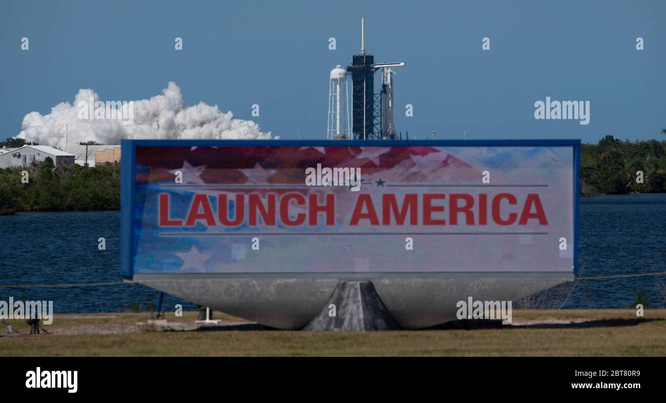 Cape Canaveral, Vereinigte Staaten von Amerika. 22 Mai 2020. Die SpaceX Falcon 9 Rakete, die die Crew Dragon Raumsonde während eines kurzen statischen Brandtests am Launch Complex 39A in Vorbereitung auf die Demo-2 Mission im Kennedy Space Center am 22. Mai 2020 in Cape Canaveral, Florida, trägt. Die NASA SpaceX Demo-2 Mission ist der erste kommerzielle Start, der Astronauten zur Internationalen Raumstation transportiert. Quelle: Joel Kowsky/NASA/Alamy Live News Stockfoto