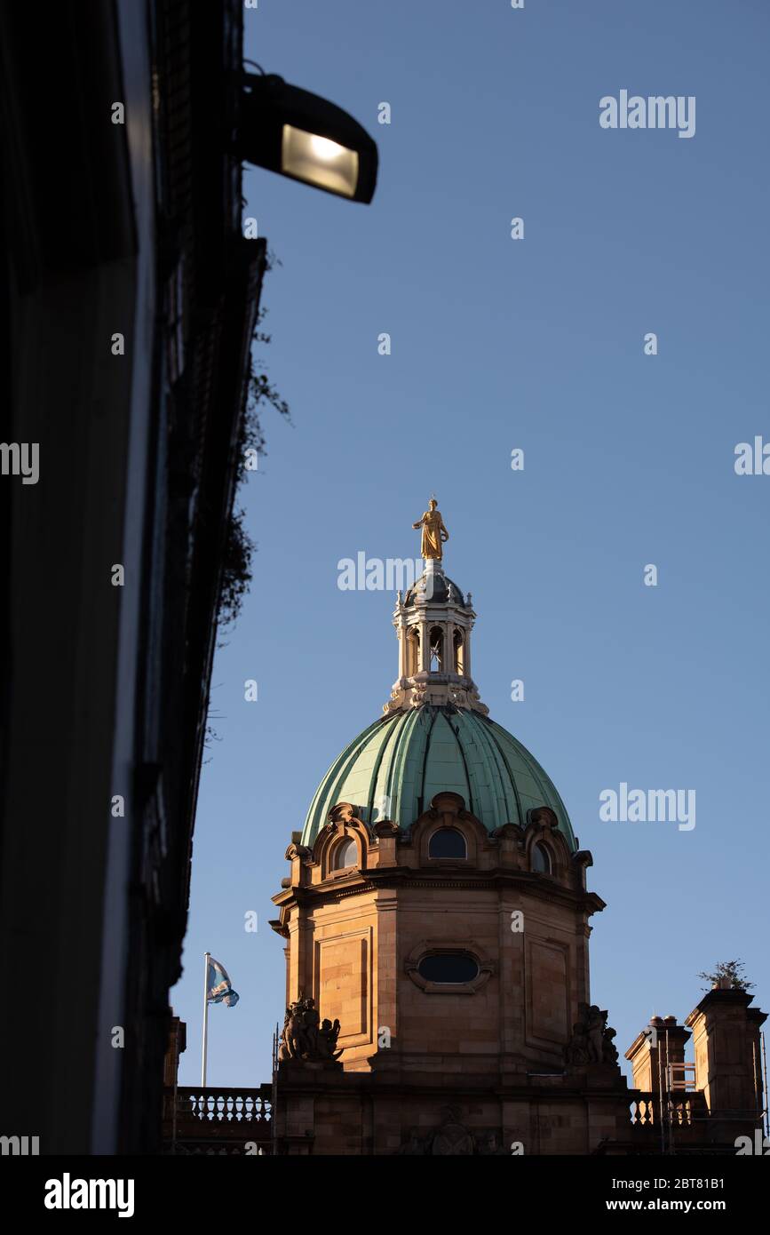 Goddess Statue auf dem Dach der Lloyds Banking Group mit Gerüstbau und hellblauem Himmel, Edinburgh Stockfoto