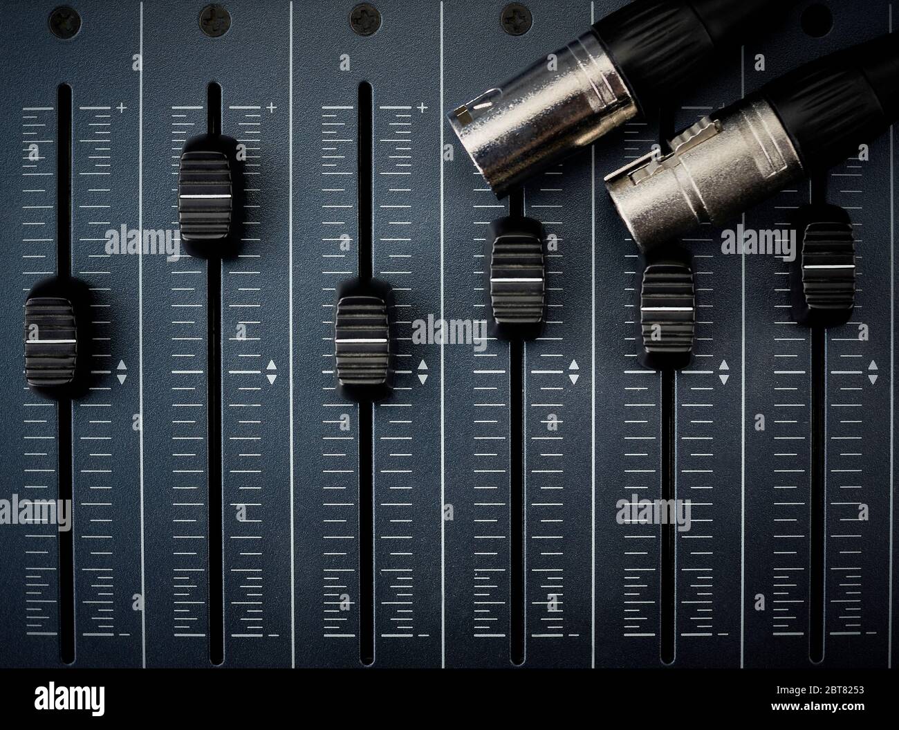 Audio-Mixer mit Foreground Fader und Audiokabel mit xlr-Anschlüssen Stockfoto