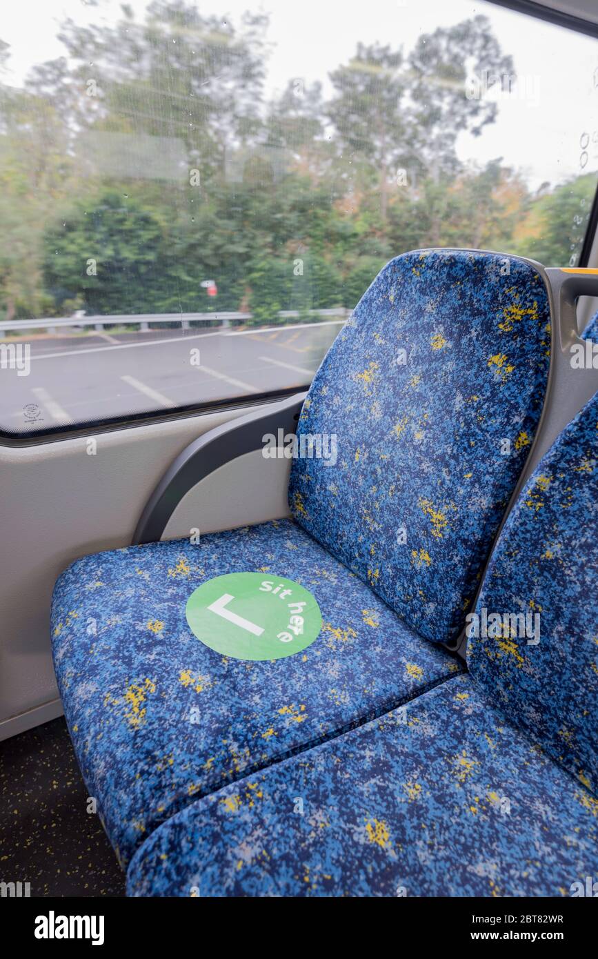 Ein großer grüner Tick-Aufkleber oder ein Aufkleber auf einem Sitz in einem Sydney Train zeigt einen sicheren Platz zum Sitzen während der Covid-19 Pandemie in Australien an Stockfoto