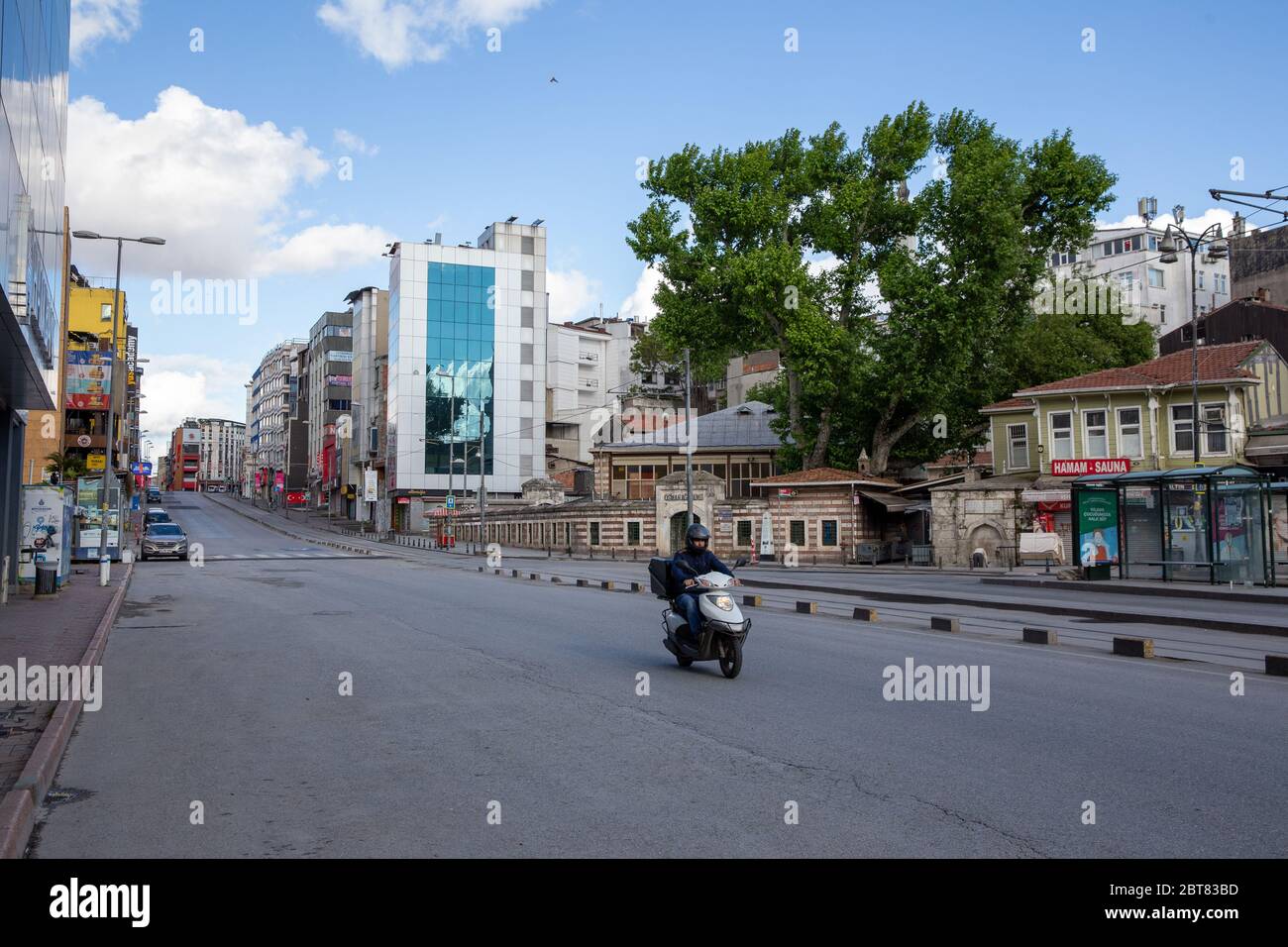 Straßen und Plätze sind leer geblieben wegen der 4-tägigen Sperrstunde im Kadikoy Bezirk. Kadikoy ist ein Wohnviertel an Istanbuls asiatischer Küste. Stockfoto