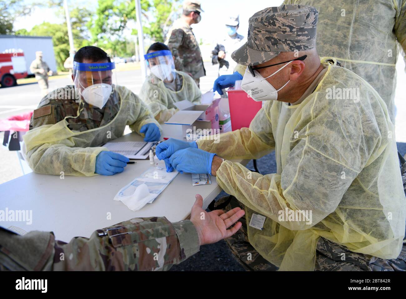 US Air Force LT. Col. Francisco Nieves, ein Arzt der 156th Medical Group, verwendet einen schnellen COVID-19 Coronavirus-Test an einem Mitglied der Puerto Rico National Guard auf der Muñiz Air National Guard Base 22. Mai 2020 in Carolina, Puerto Rico. Stockfoto