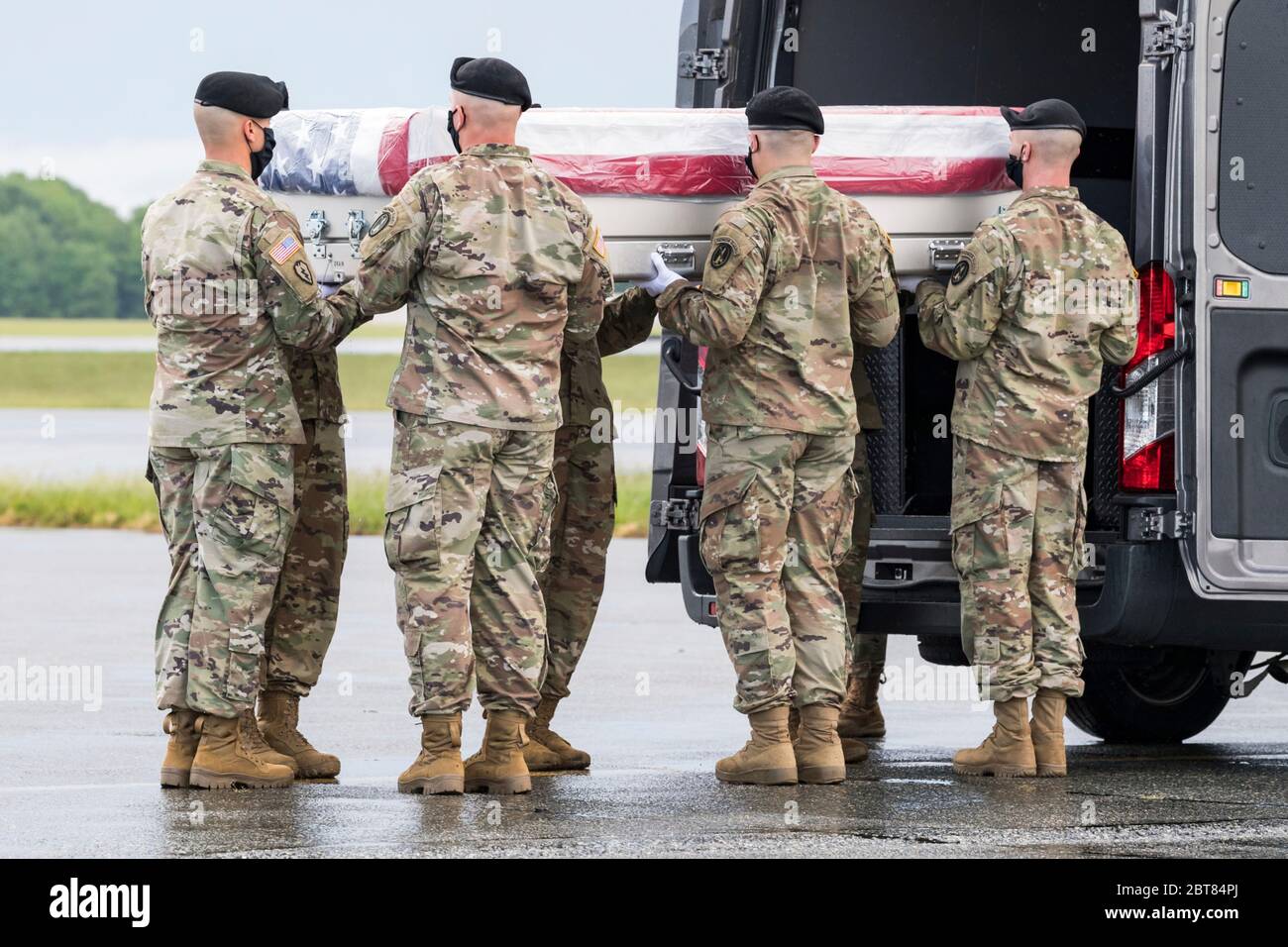 Dover, Usa. Mai 2020. Ein U.S. Army Carry Team überführt die Überreste von 1. LT. Trevarius Bowman aus Spartanburg, South Carolina, während eines würdigen Transfers auf der Dover Air Force Base am 23. Mai 2020 in Dover, Delaware. Bowman starb bei einem nicht-Kampfvorfall auf dem Bagram Air Force Base in Afghanistan. Kredit: Roland Balik/U.S. Air Force/Alamy Live News Stockfoto