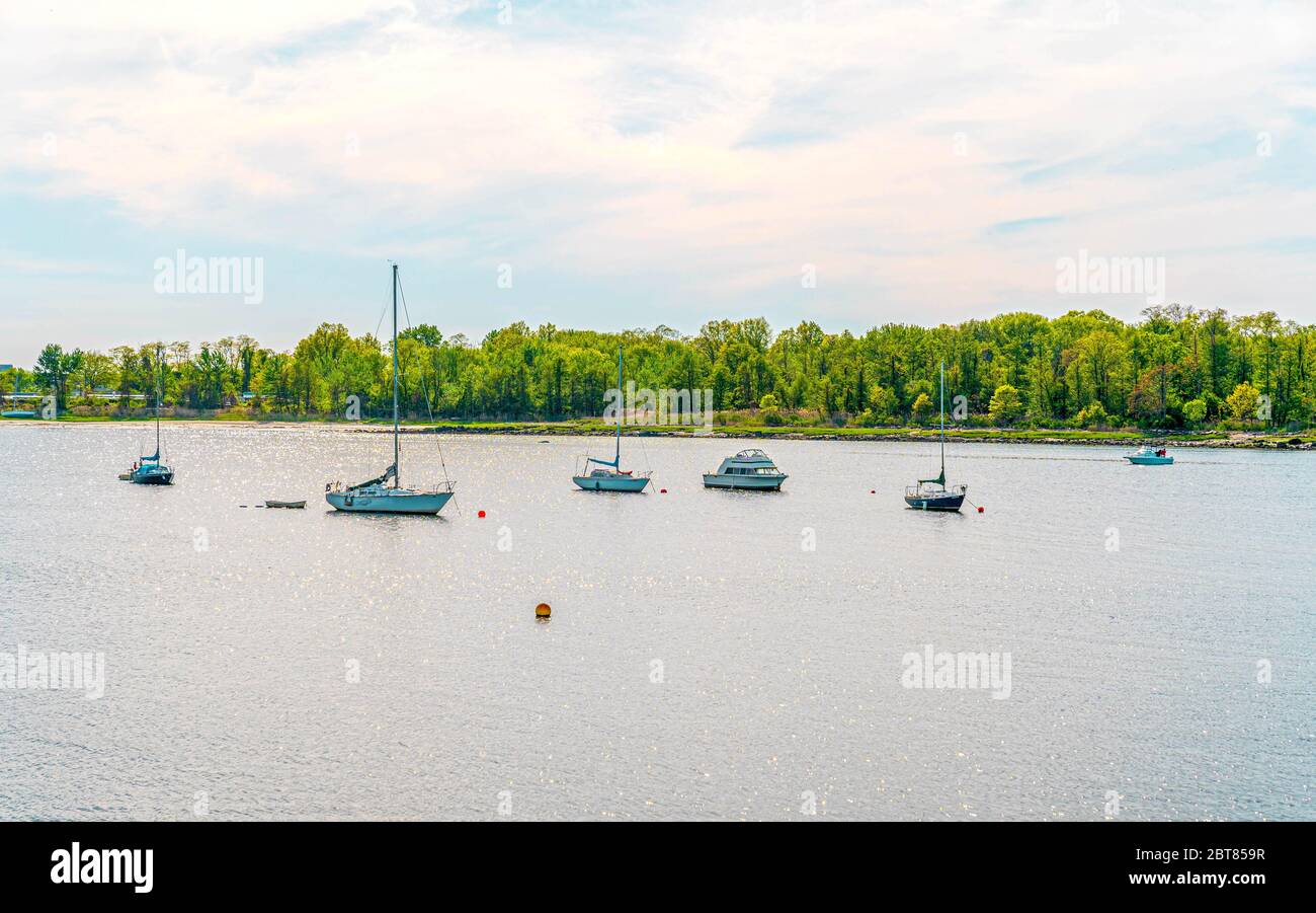 Ruhige Gewässer mit Booten in City Island New York. Stockfoto