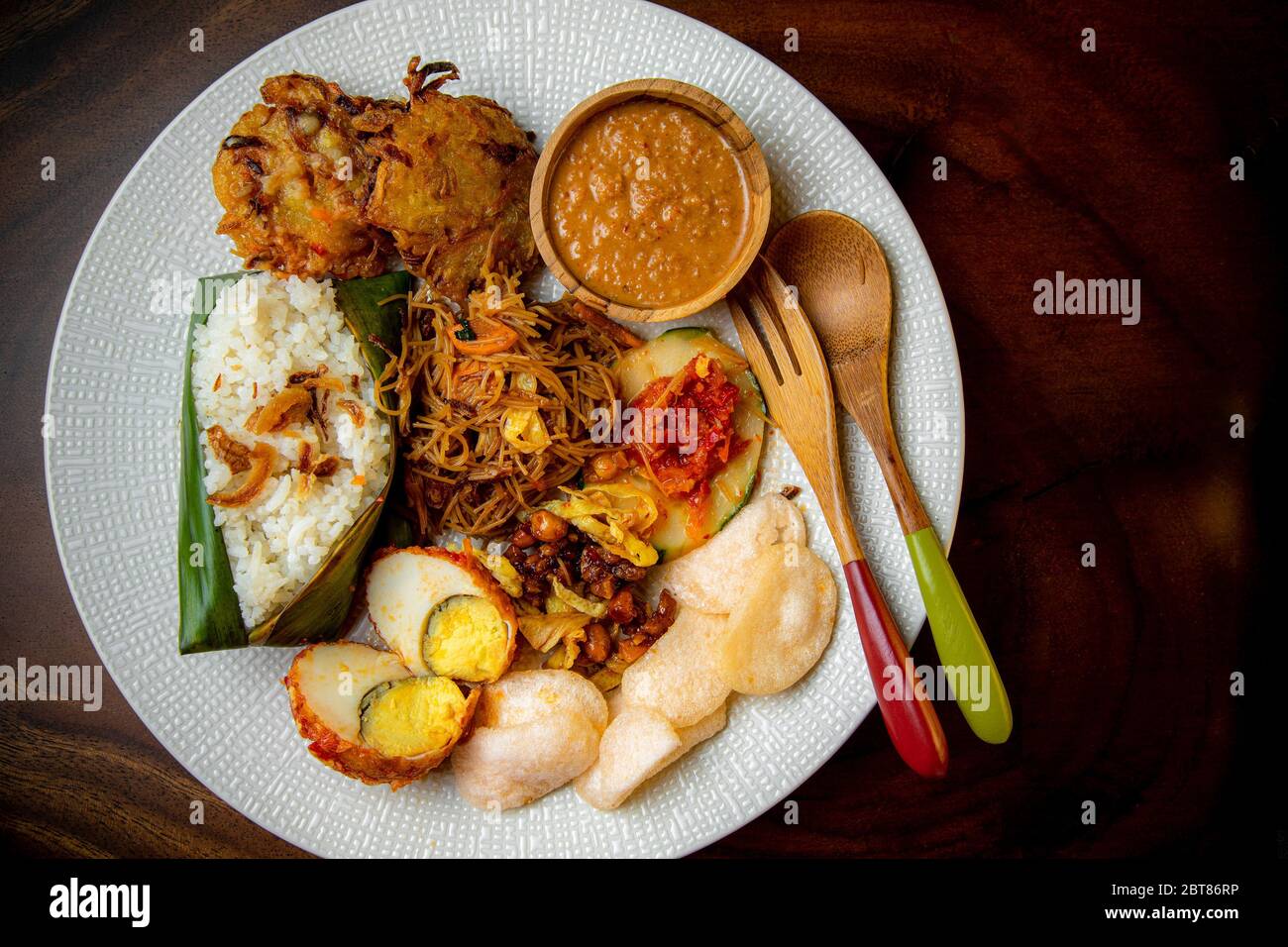 Asien Asiatisch Indonesisch Malaysia Singapur Traditionelles Essen nasi uduk oder nasi Lemak Kokosreis mit Huhn, Nudel, Eier, Cracker, Gemüsefritters Stockfoto