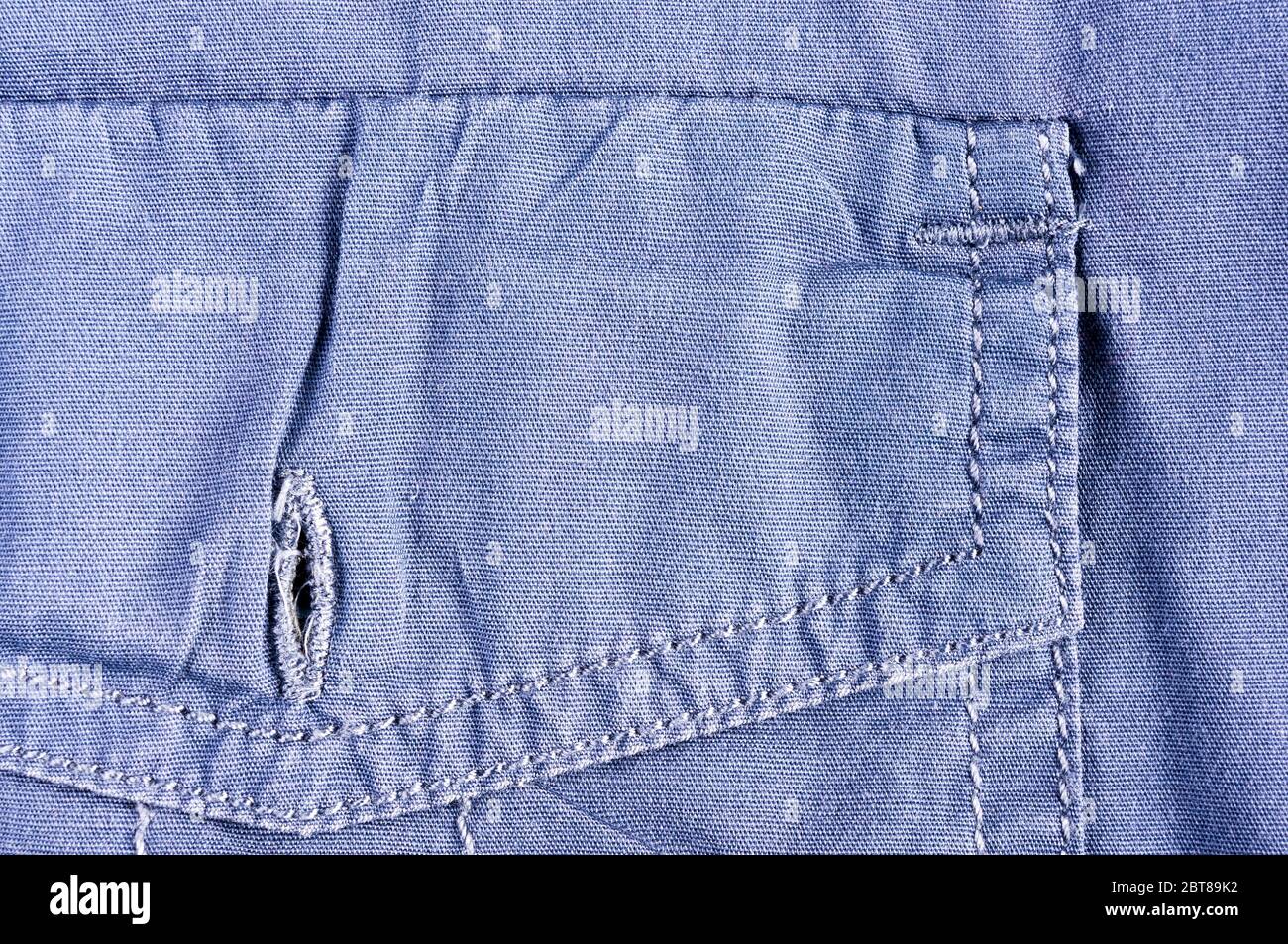 Bekleidung stonewashed Baumwollgewebe Textur mit Nieten, Schnallen, Knöpfe und Nieten, Makro Stockfoto