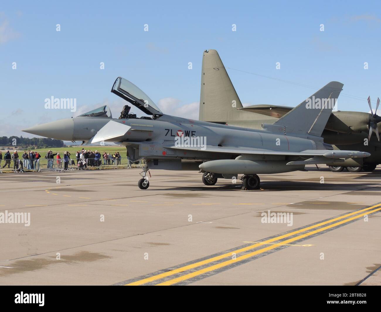 7L-WE, ein Eurofighter EF-2000 Typhoon der österreichischen Luftwaffe, bei RAF Leuchars in Fife, Schottland. Stockfoto
