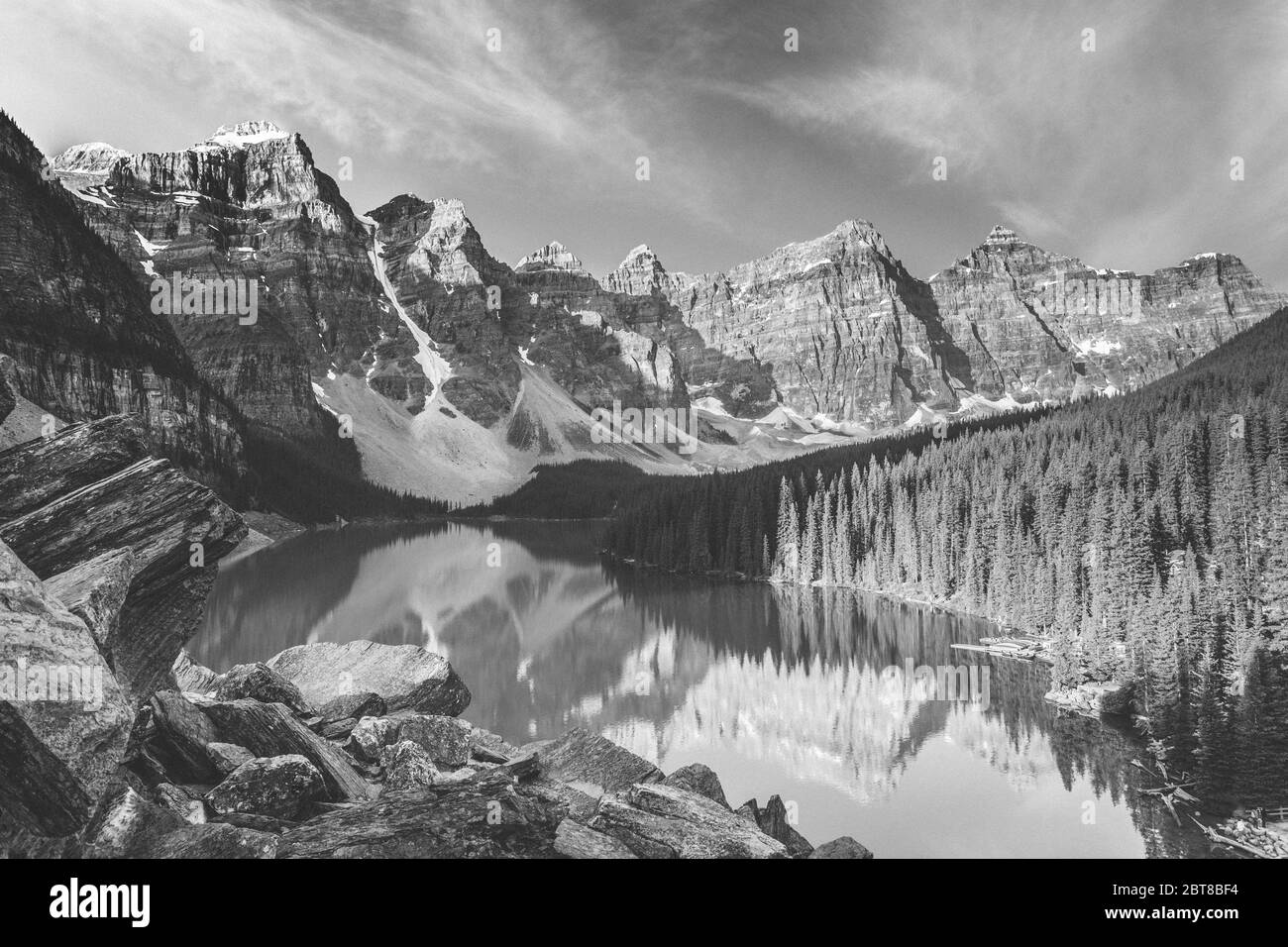 Wunderbare lebendige Naturlandschaft. Fantastische Aussicht auf den türkisfarbenen Alpensee, Bäume und majestätische Berge, unter Sonnenlicht. Erstaunliche Natur Berg la Stockfoto