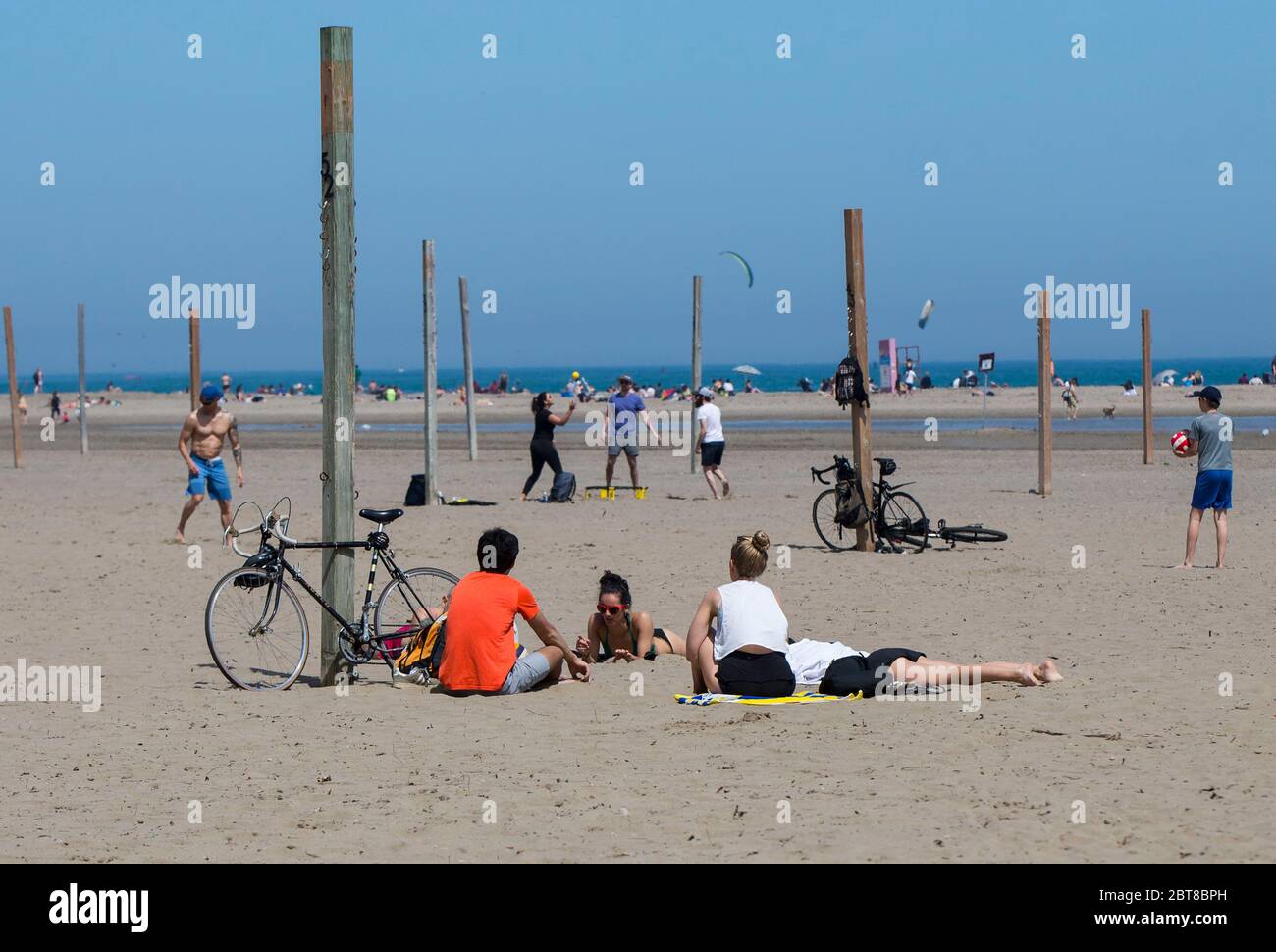 Toronto, Kanada. Mai 2020. Am 23. Mai 2020 haben die Gäste viel Zeit im Woodbine Beach Park in Toronto, Kanada. Die Stadt Toronto hat an diesem Wochenende Hunderte von Parkanlagen, darunter Basketballplätze, Baseballdiamanten und Picknickpavillons, mit physischen Distanzierungsmaßnahmen wieder eröffnet. Kredit: Zou Zheng/Xinhua/Alamy Live News Stockfoto