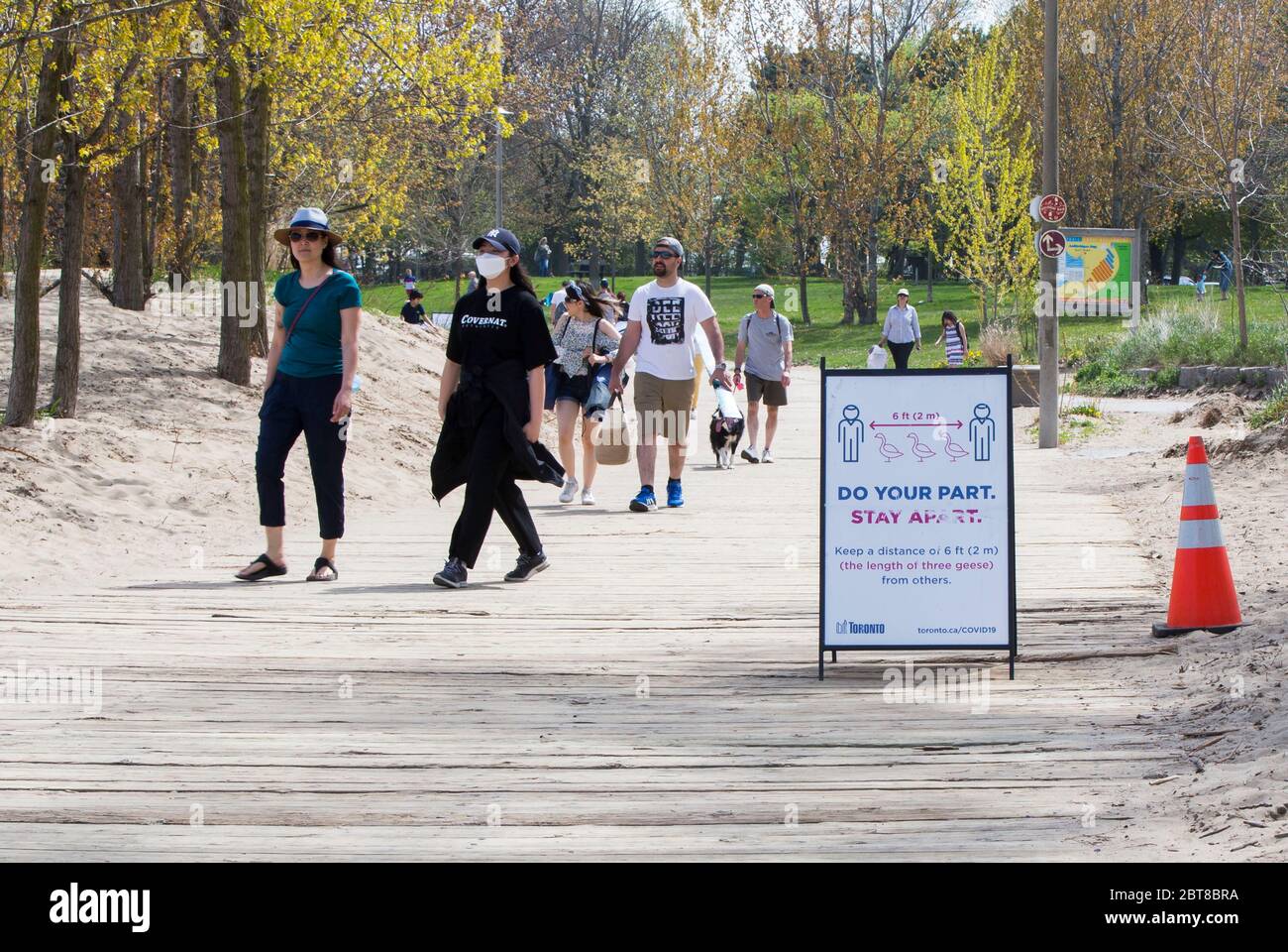 Toronto, Kanada. Mai 2020. Am 23. Mai 2020 laufen die Menschen im Woodbine Beach Park in Toronto, Kanada, entlang einer Wanderroute. Die Stadt Toronto hat an diesem Wochenende Hunderte von Parkanlagen, darunter Basketballplätze, Baseballdiamanten und Picknickpavillons, mit physischen Distanzierungsmaßnahmen wieder eröffnet. Kredit: Zou Zheng/Xinhua/Alamy Live News Stockfoto