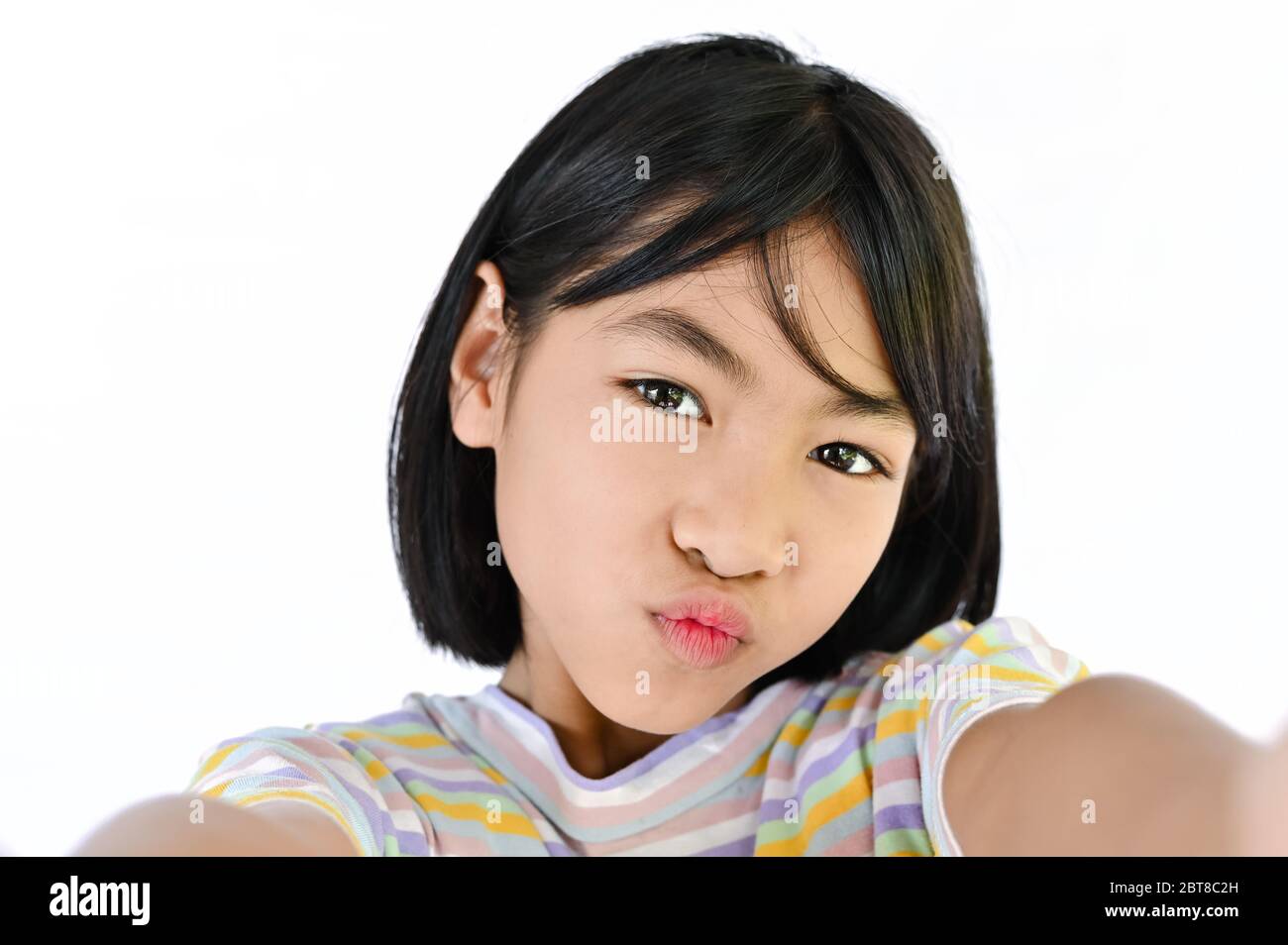 Asiatische Kind Mädchen Selfie glücklich Gesicht. Hand Smartphone nehmen Selfie mit Kamera auf weißem Hintergrund Stockfoto