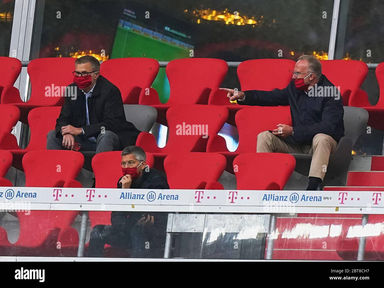 München, Deutschland, 23. Mai 2020, Karl-Heinz RUMMENIGGE (Vorstandsvorsitzender, Vorstandsitzender FCB AG) Jan-Christian Dreesen , Geschäftsführer Finanzen FCB beim Spiel 1.Bundesliga FC BAYERN MÜNCHEN - EINTRACHT FRANKFURT 5-2 in der Saison 2019/2020 am 27.Spieltag. © Peter Schatz / Pool / Alamy Live News - DFL-BESTIMMUNGEN VERBIETEN DIE VERWENDUNG VON FOTOS als BILDSEQUENZEN und/oder QUASI-VIDEO - Nationale und internationale Nachrichtenagenturen DÜRFEN NUR redaktionell verwendet werden Stockfoto