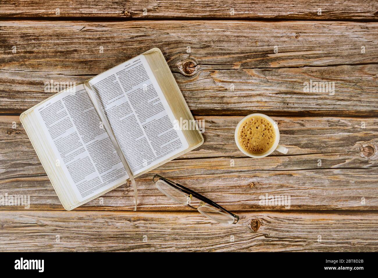 Los Angeles CA US 16 MAY 2020: Öffnen Sie die Bibel Morgenlesungen auf einer Tischplatte mit Kaffeetasse und Brille Stockfoto