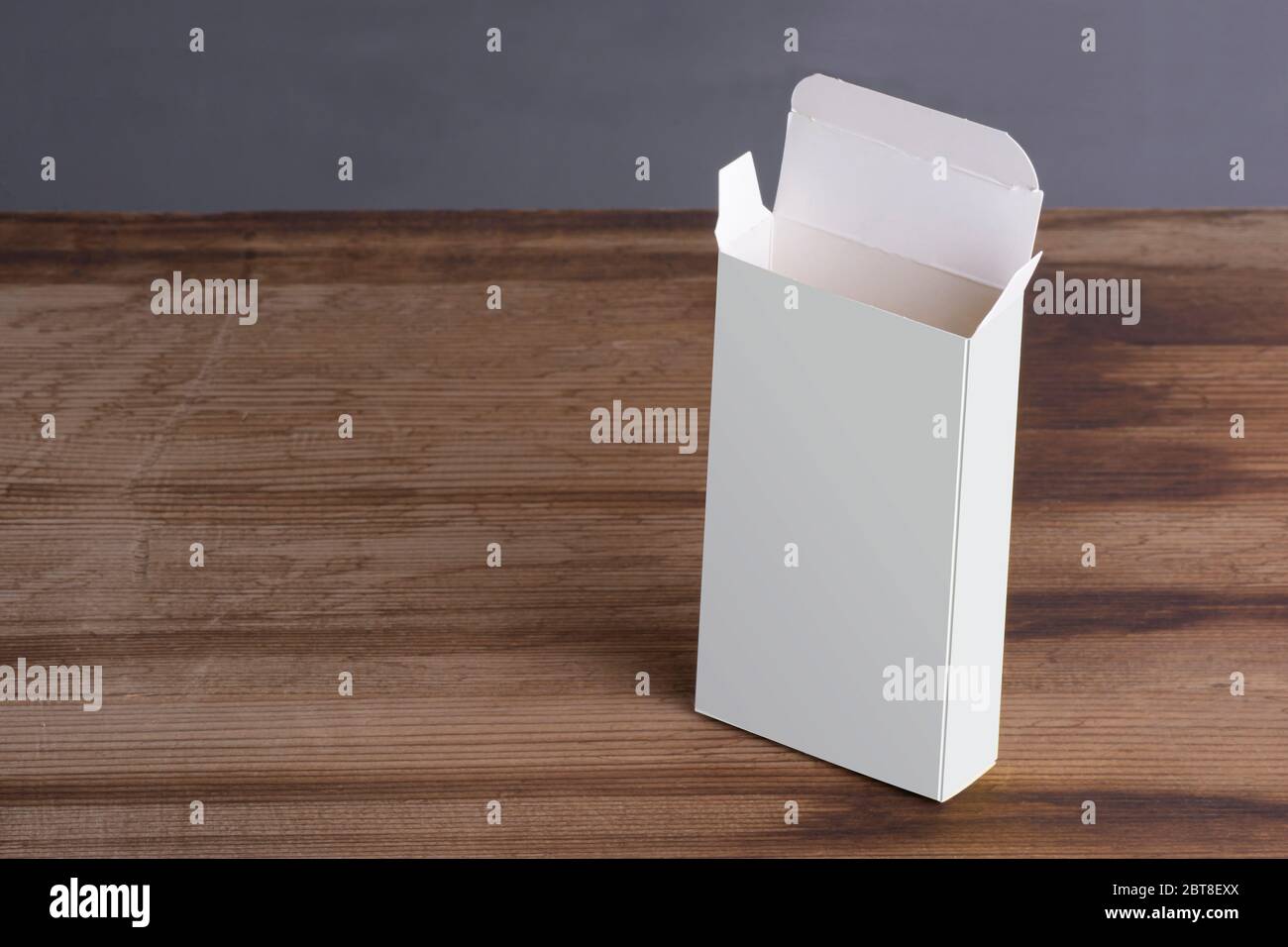 Vertikal geöffnet leere Pillenbox auf Holztisch Hintergrund, Mock-up-Serie Vorlage bereit für Ihr Design, Abdeckung Auswahl-Pfad enthalten Stockfoto
