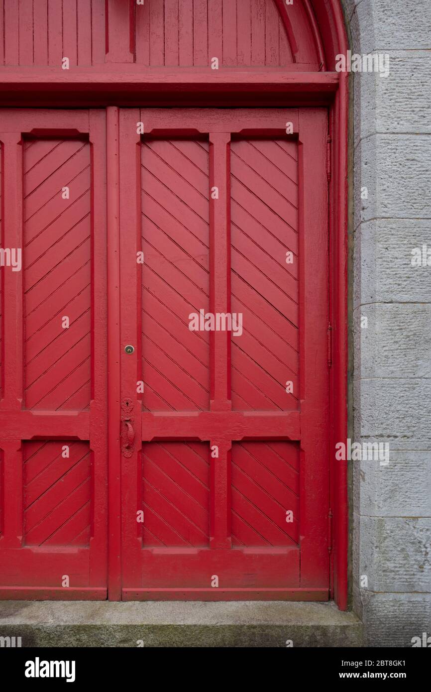 Zwei große redd Doppeltür-Vordertür mit Zement und Blockkontraktion Struktur Stockfoto