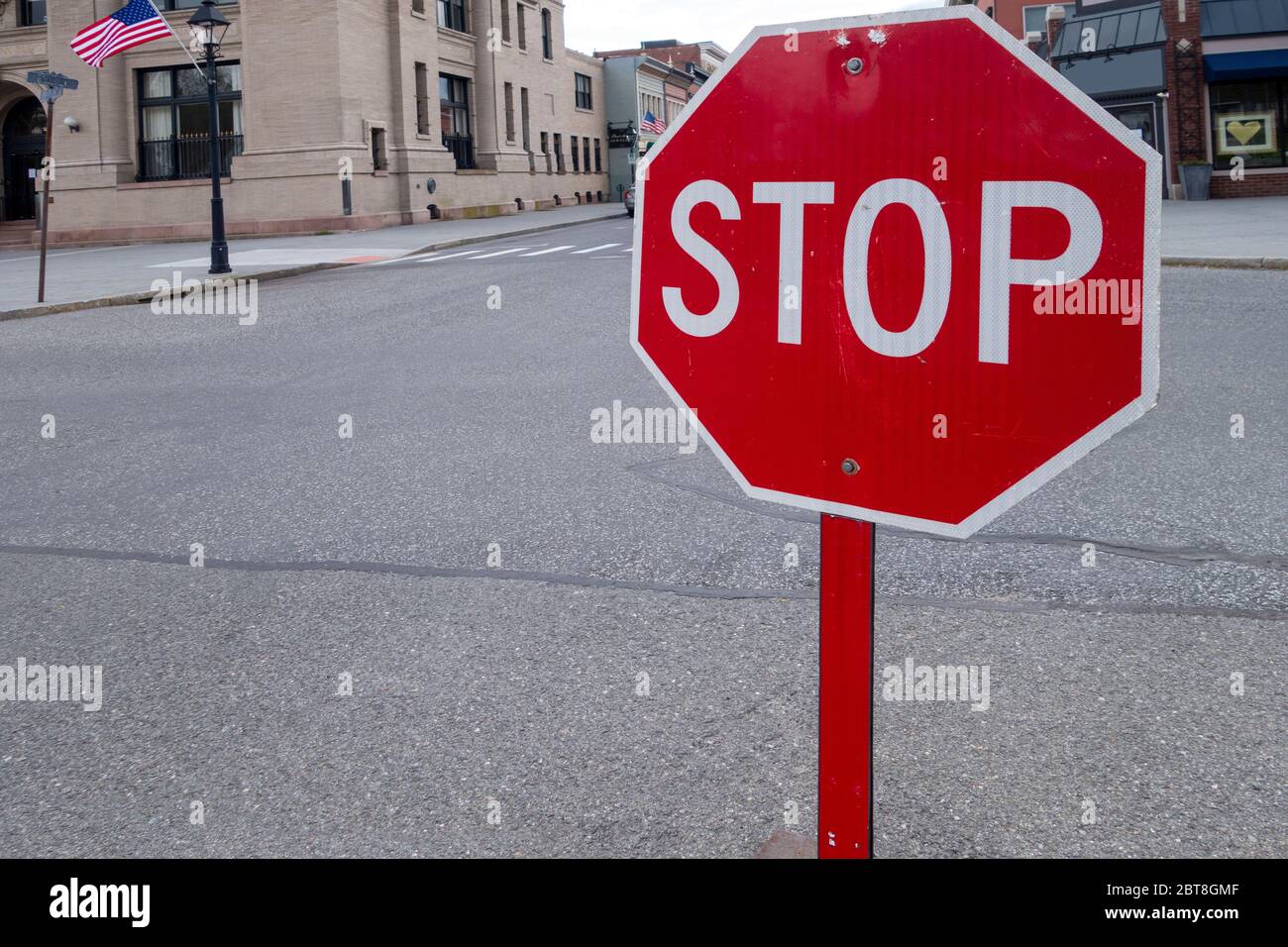Grafik und Typ Straßenschild klassische rot weiß Global Oktagon Stoppschild Stockfoto
